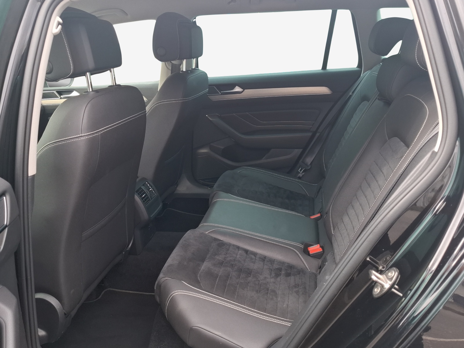 VW Passat 2.0 TDI BMT Elegance 4Motion DSG-image-11