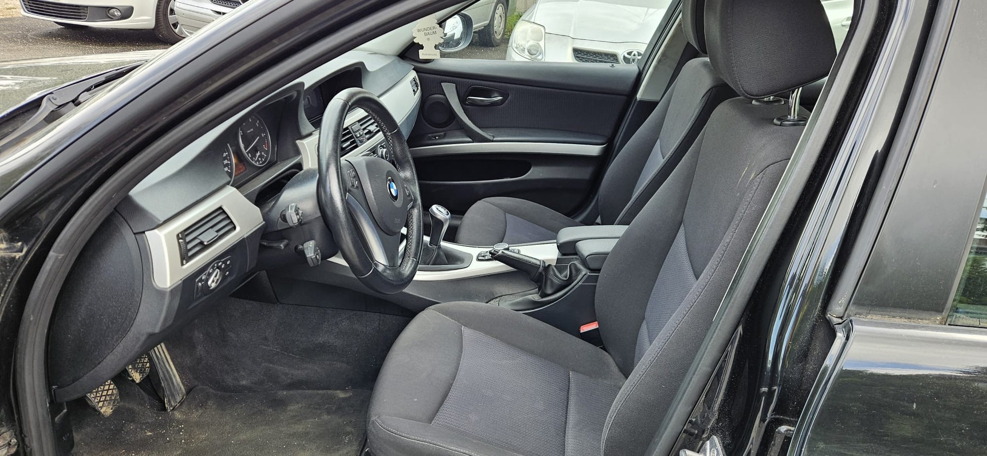 BMW 318i Dynamic Edition-image-8