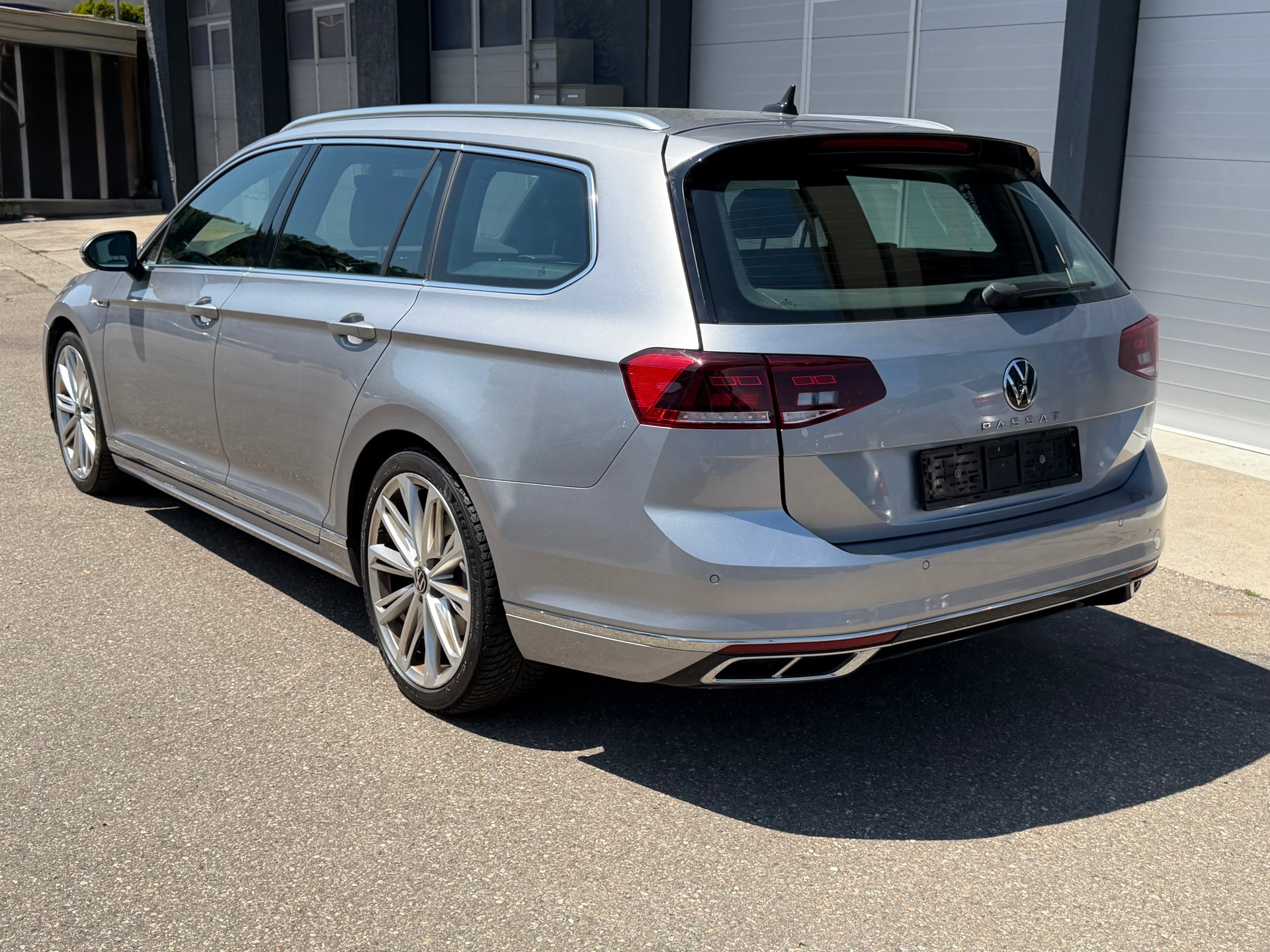 VW Passat 2.0 TDI R-Line 150PS, Elegance DSG-image-4
