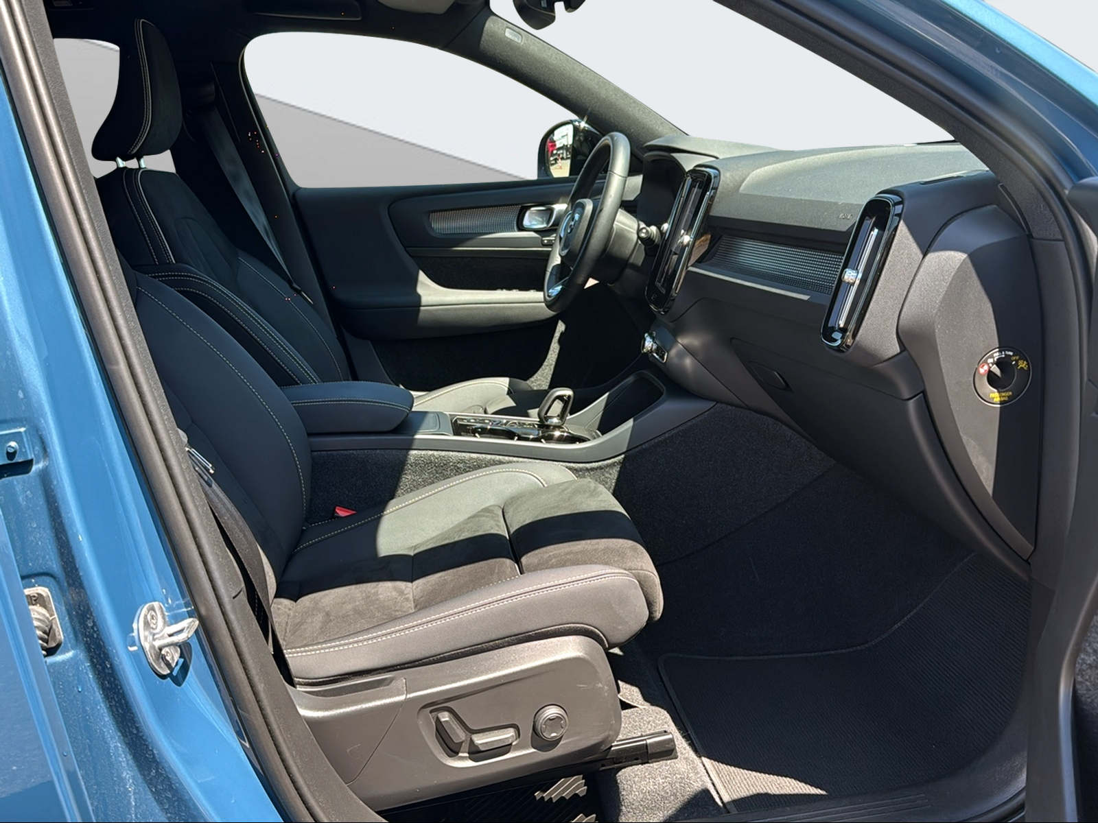 VOLVO XC40 2.0 B4 MH Ultimate Dark AWD-image-14