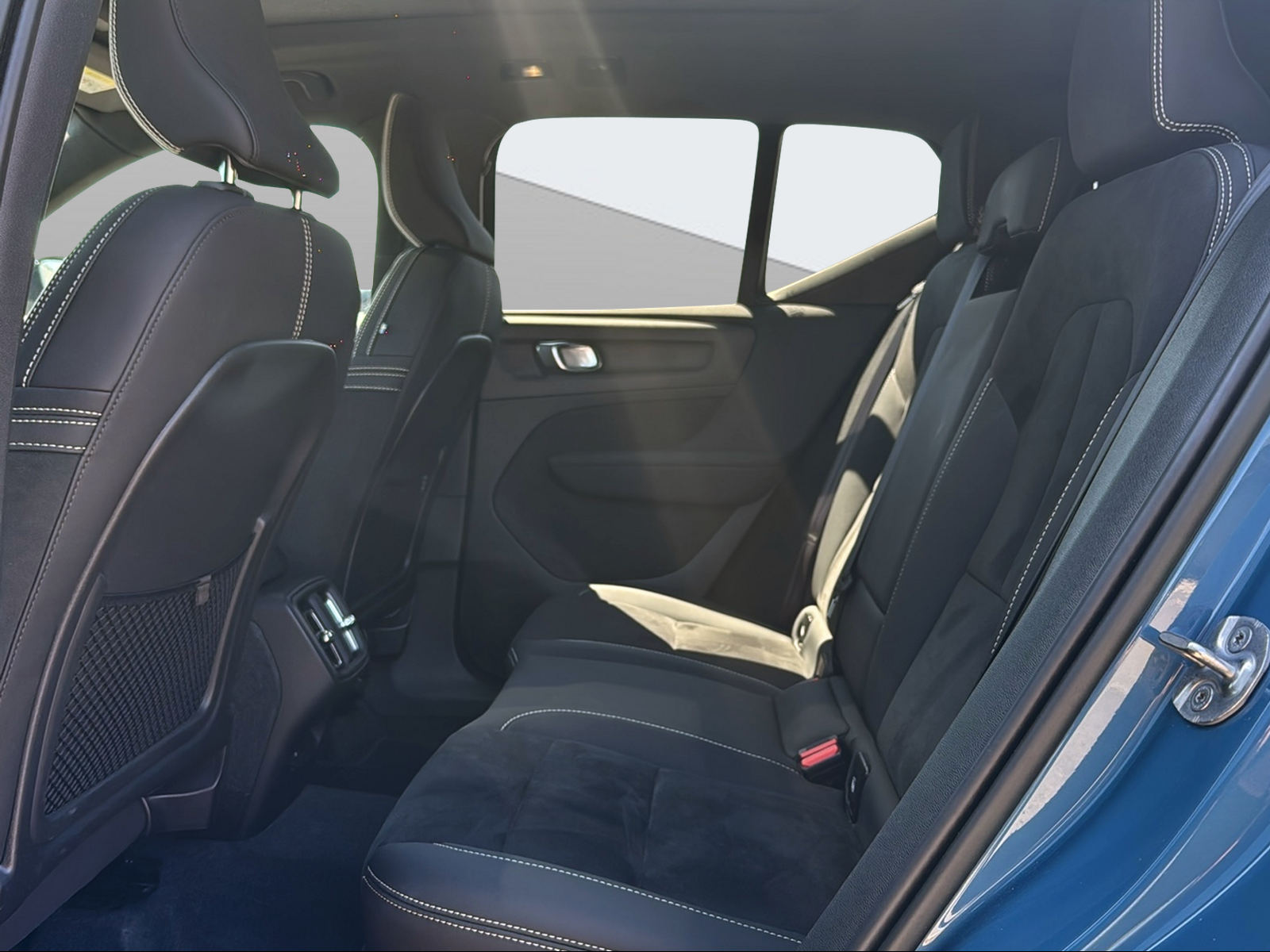 VOLVO XC40 2.0 B4 MH Ultimate Dark AWD-image-13