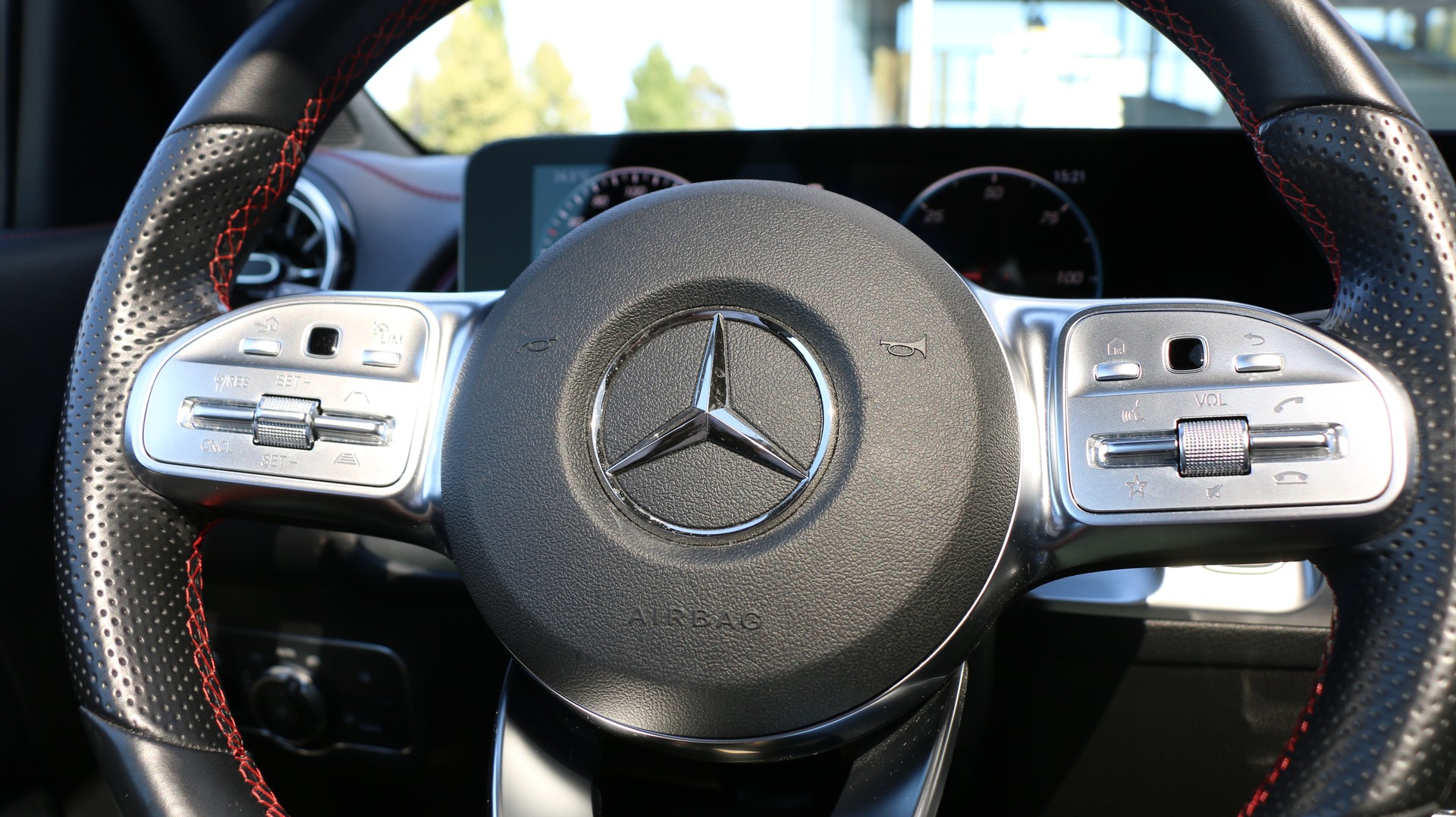 MERCEDES-BENZ EQB 350 4Matic AMG Line-image-11