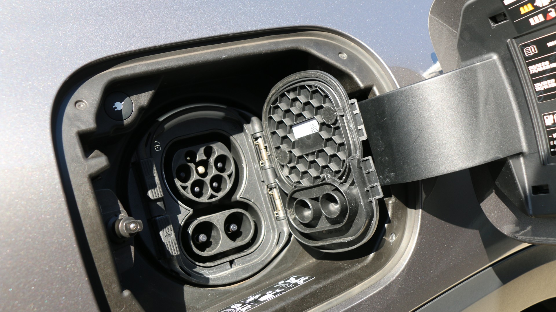 MERCEDES-BENZ EQB 350 4Matic AMG Line-image-17