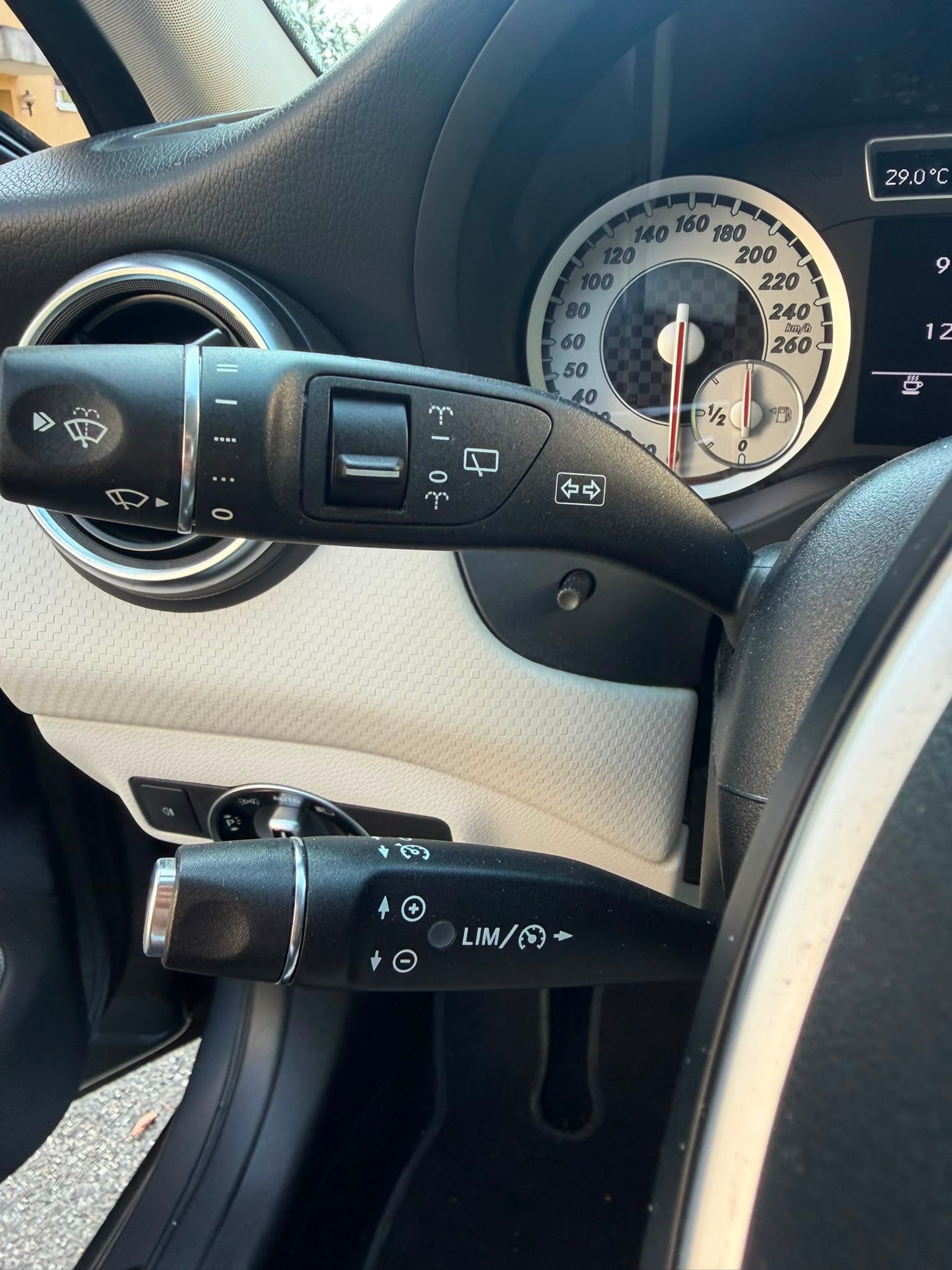 MERCEDES-BENZ A 180 Style 7G-DCT-image-9
