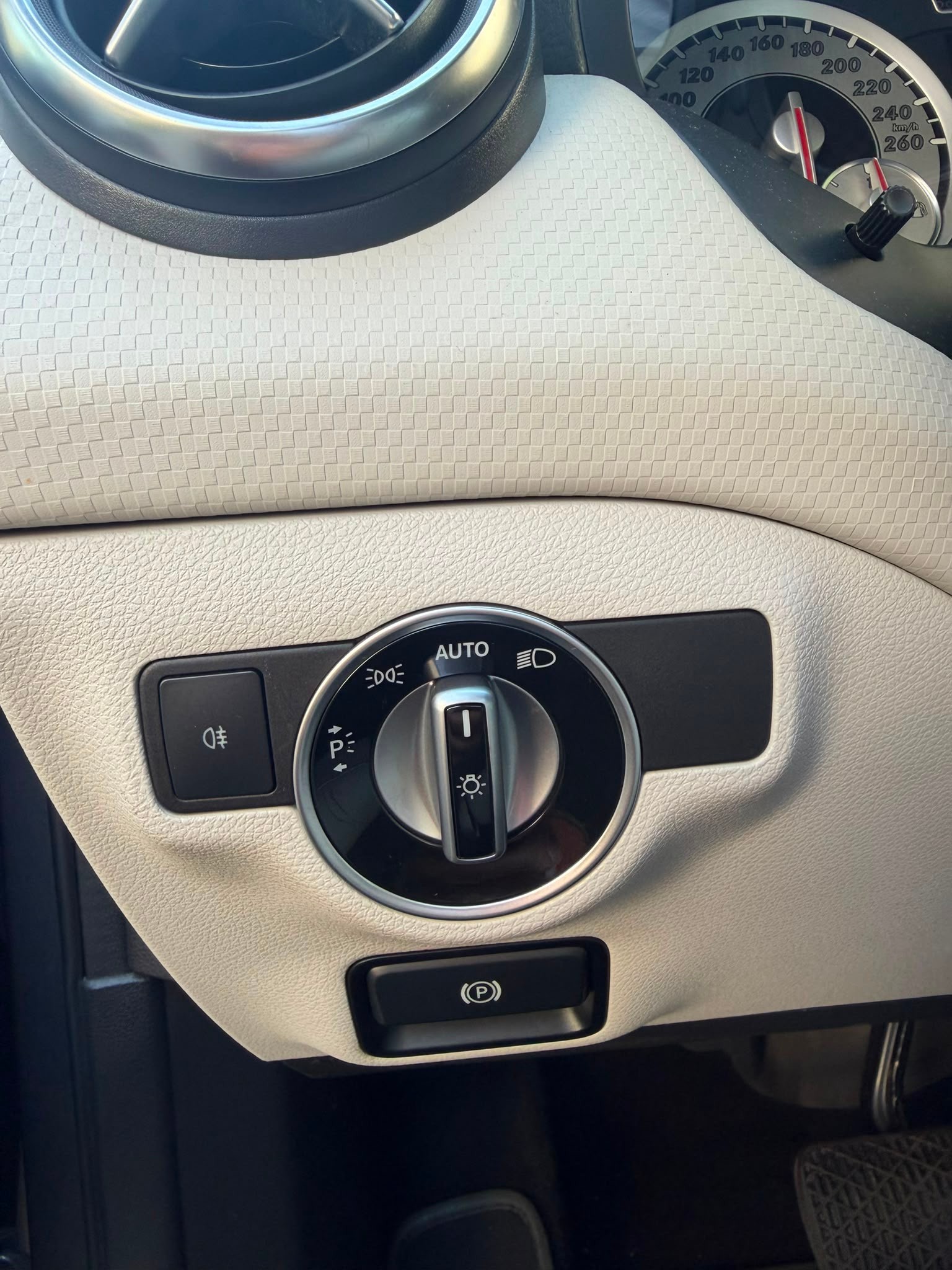 MERCEDES-BENZ A 180 Style 7G-DCT-image-10