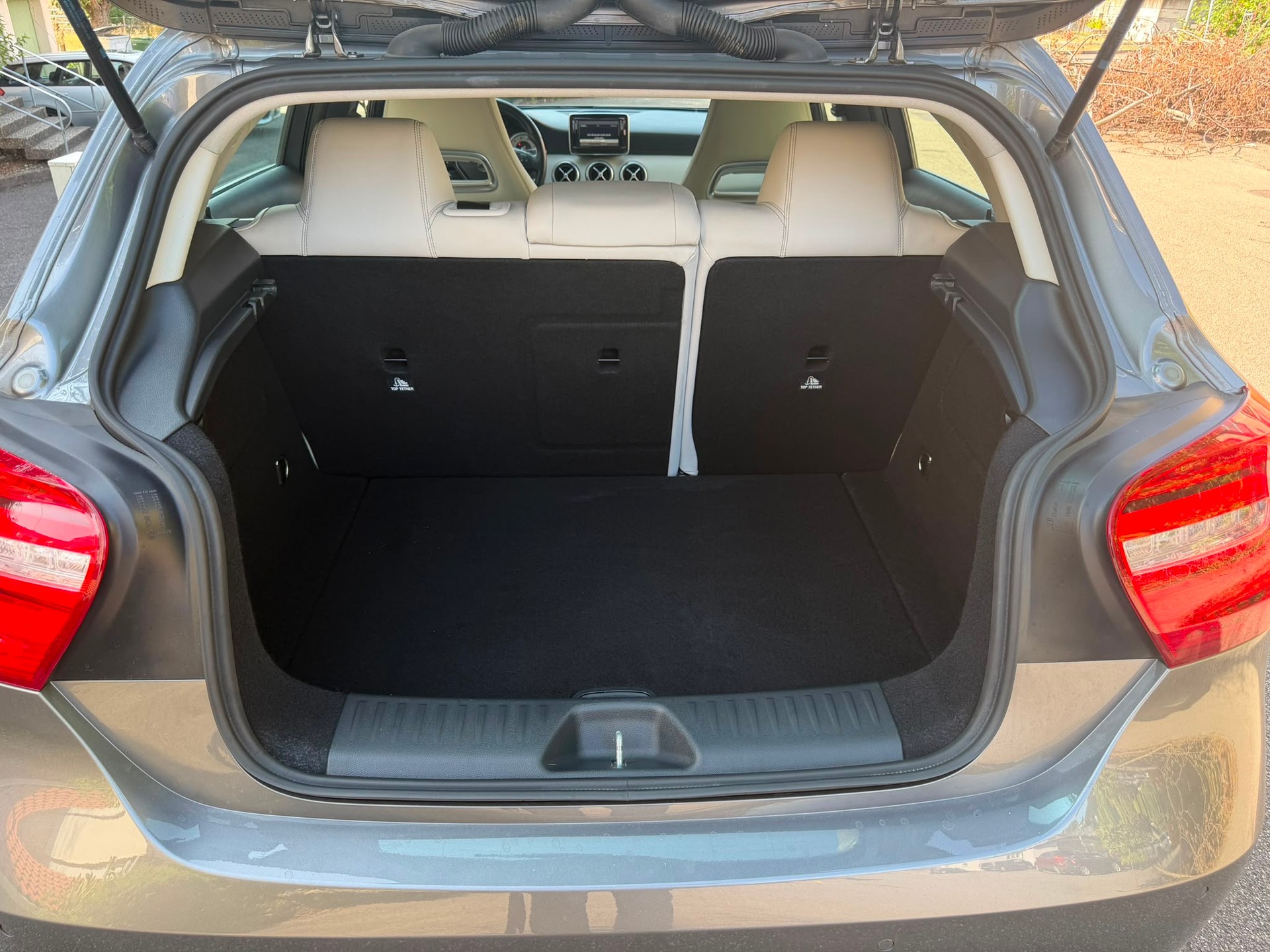 MERCEDES-BENZ A 180 Style 7G-DCT-image-16