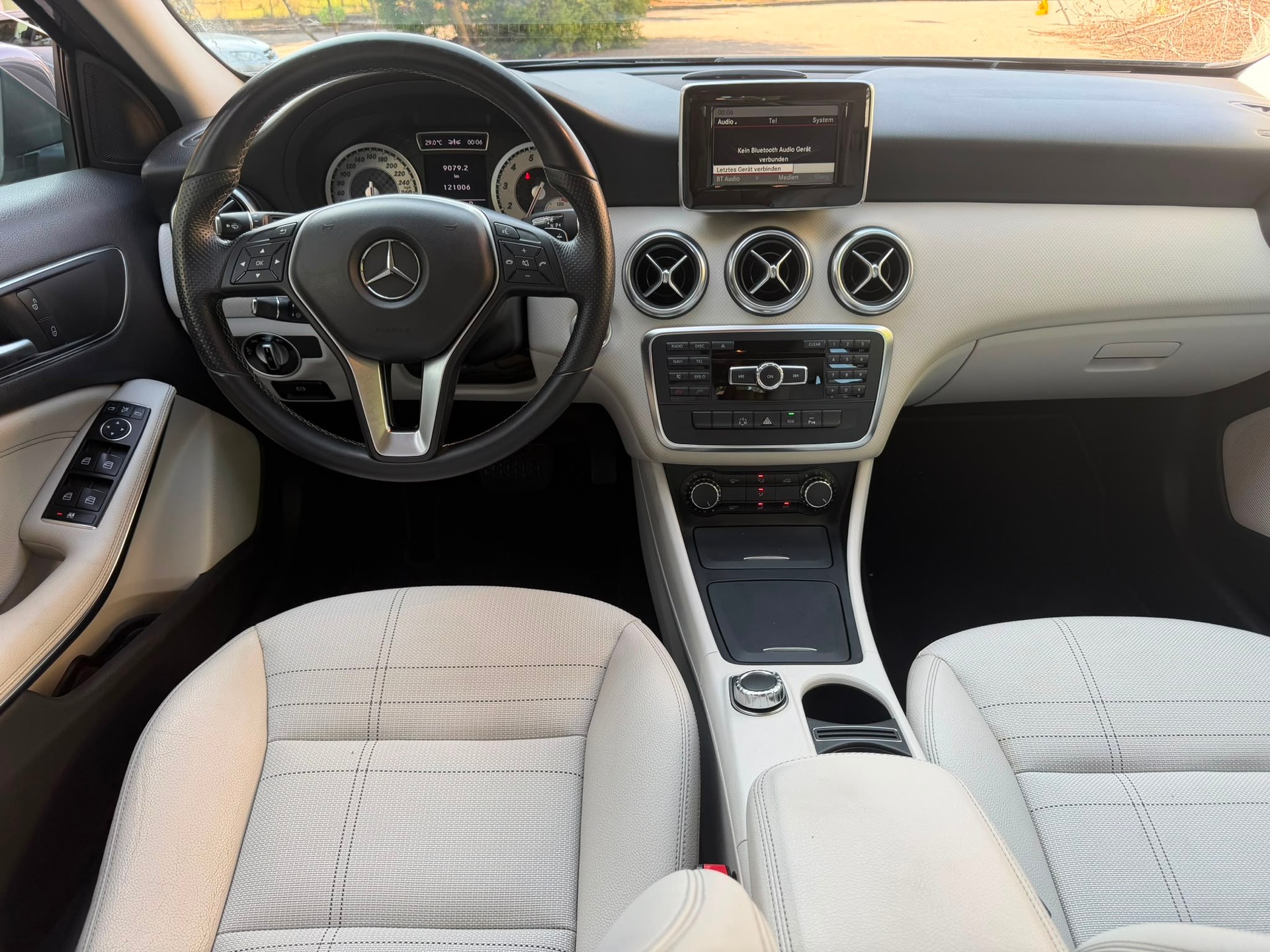 MERCEDES-BENZ A 180 Style 7G-DCT-image-7