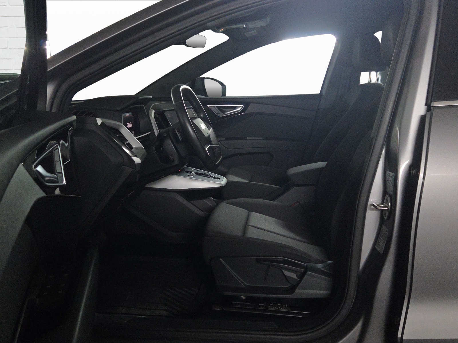 AUDI Q4 e-tron 45 quattro-image-4