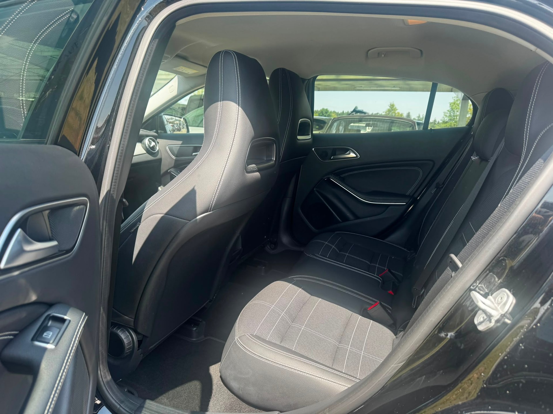 MERCEDES-BENZ GLA 200 7G-DCT-image-10
