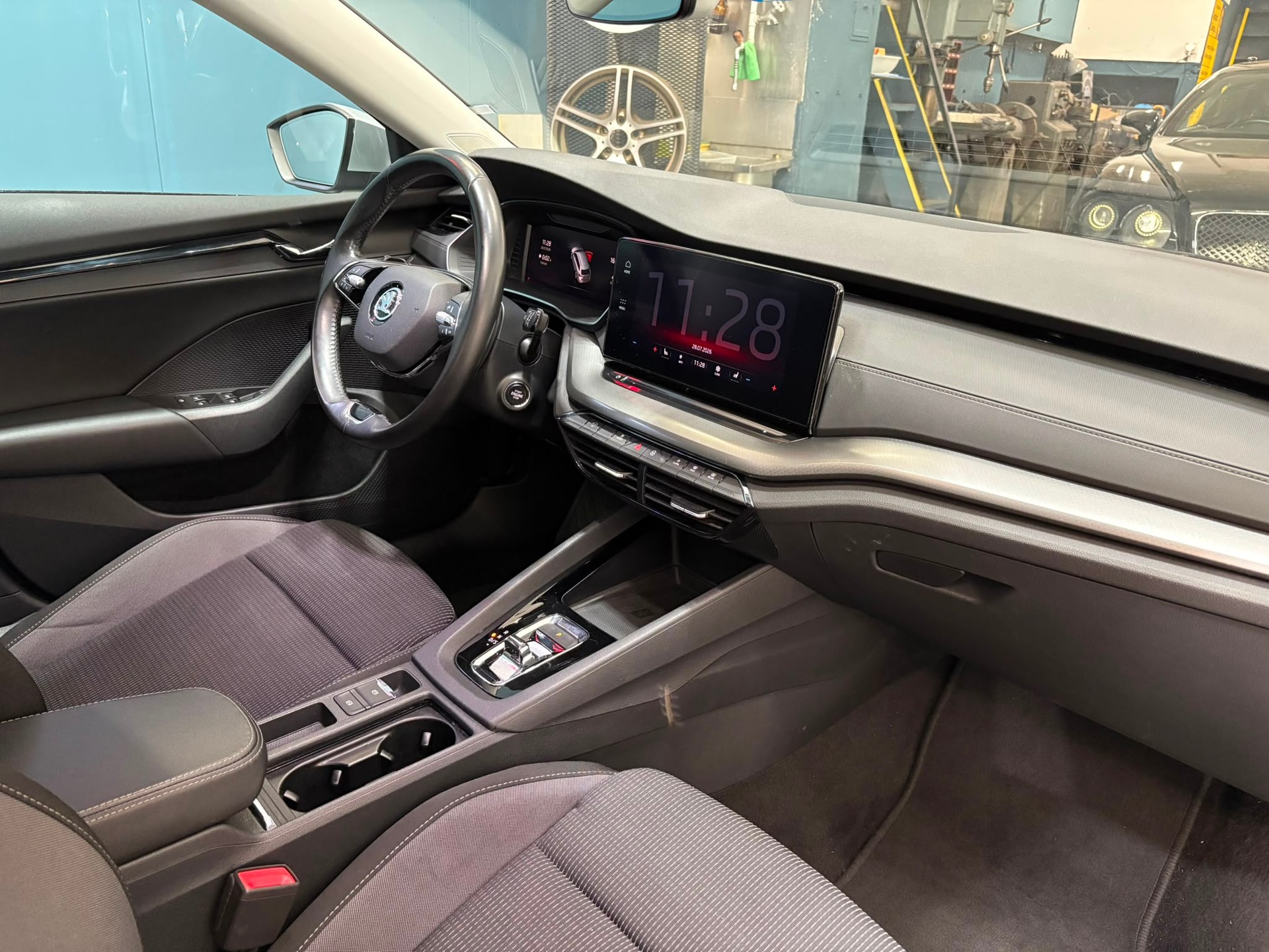 SKODA Octavia Combi 2.0 TDI DSG Ambition-image-9