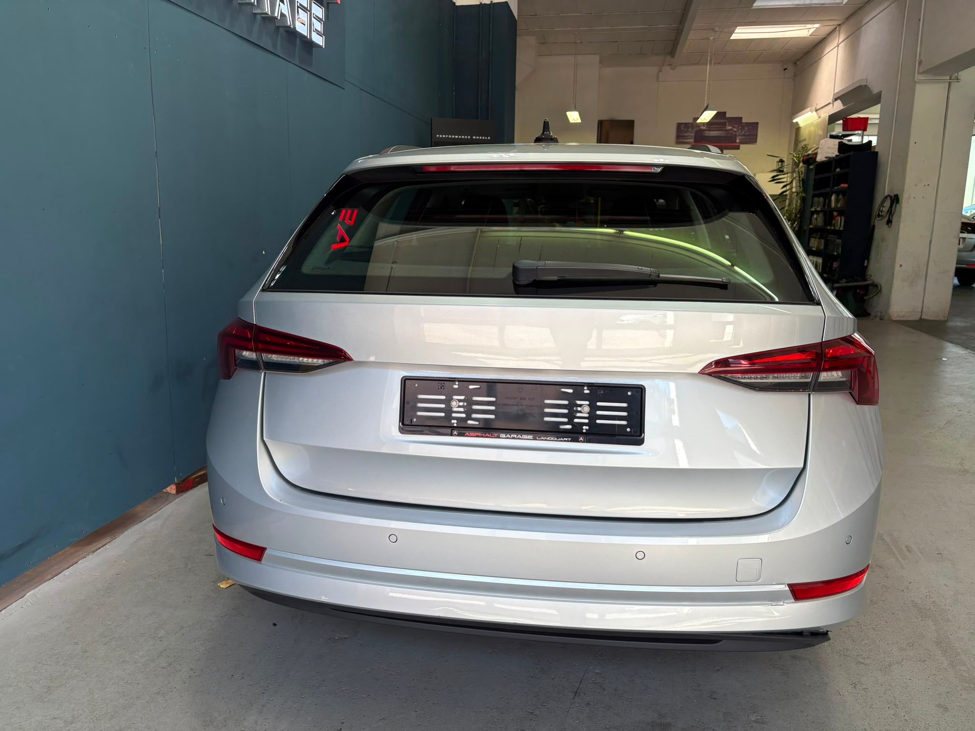 SKODA Octavia Combi 2.0 TDI DSG Ambition-image-4