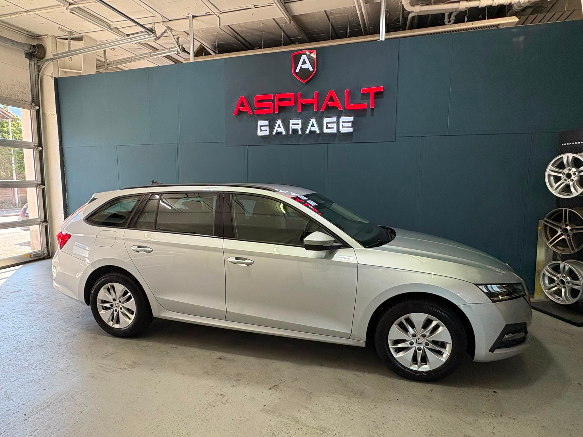 SKODA Octavia Combi 2.0 TDI DSG Ambition-image-1