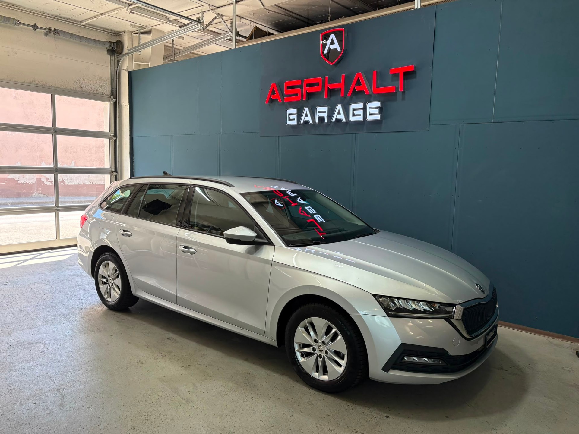 SKODA Octavia Combi 2.0 TDI DSG Ambition-image-5