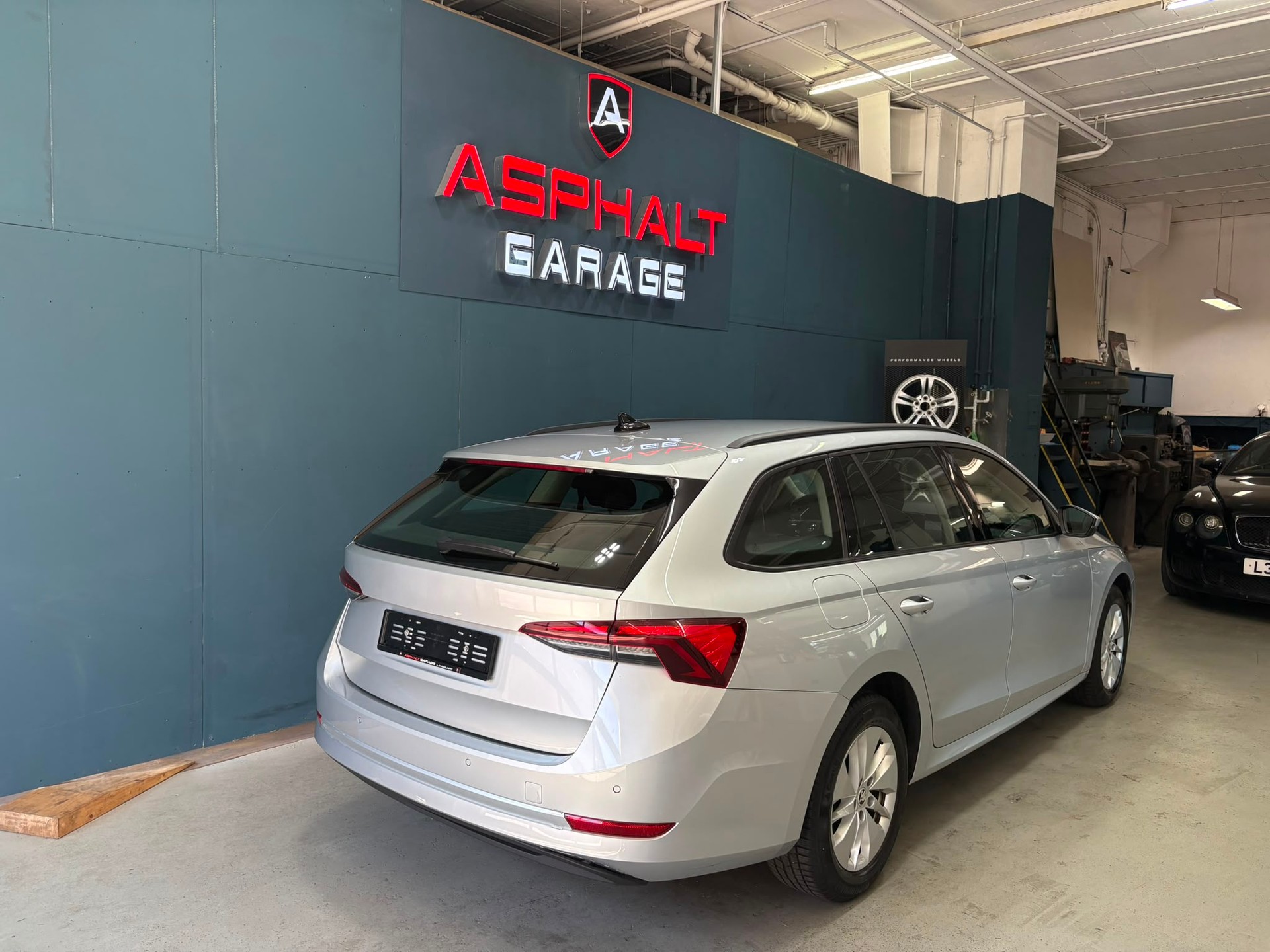 SKODA Octavia Combi 2.0 TDI DSG Ambition-image-3