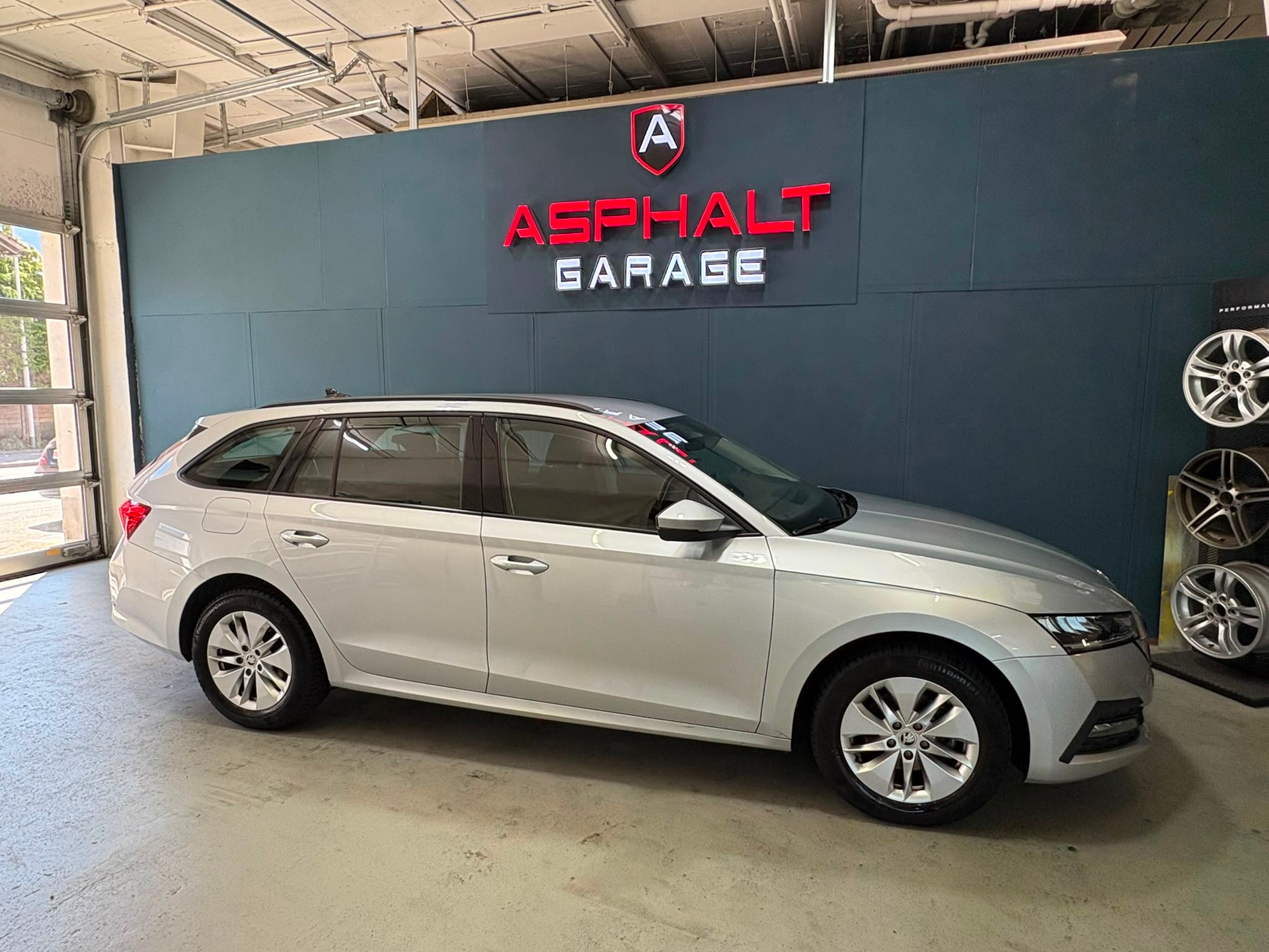 SKODA Octavia Combi 2.0 TDI DSG Ambition-image-0