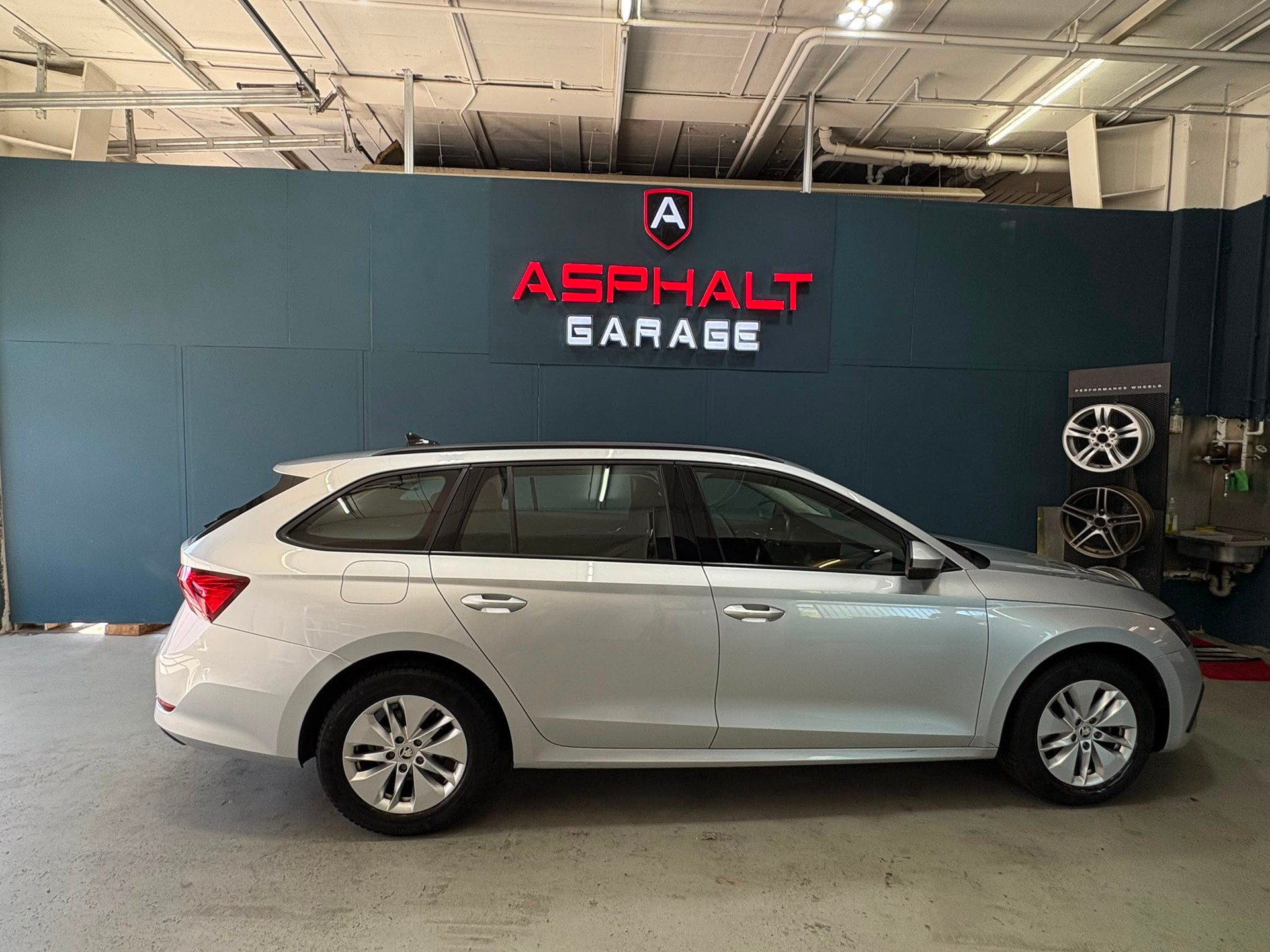 SKODA Octavia Combi 2.0 TDI DSG Ambition-image-2