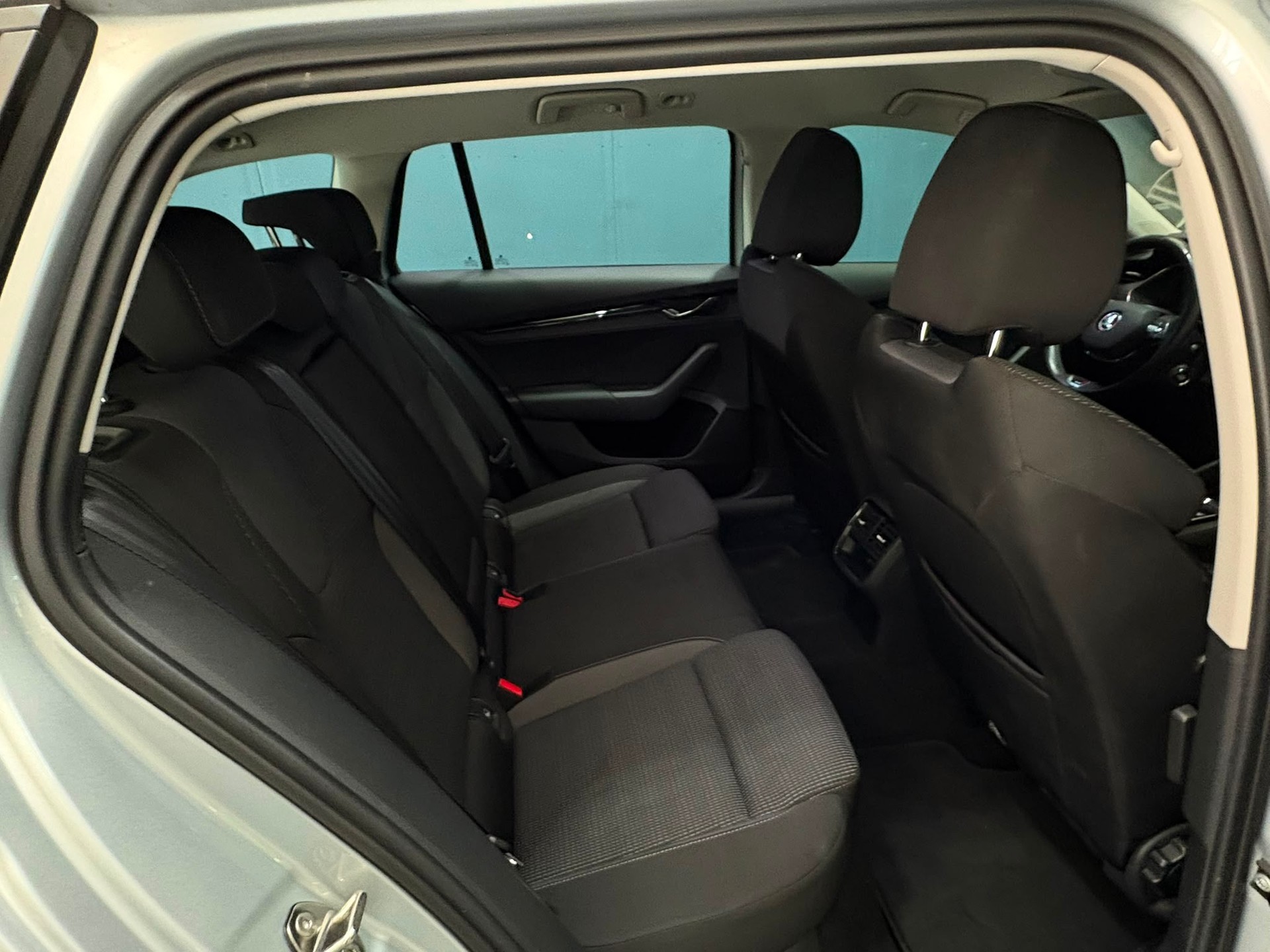 SKODA Octavia Combi 2.0 TDI DSG Ambition-image-8