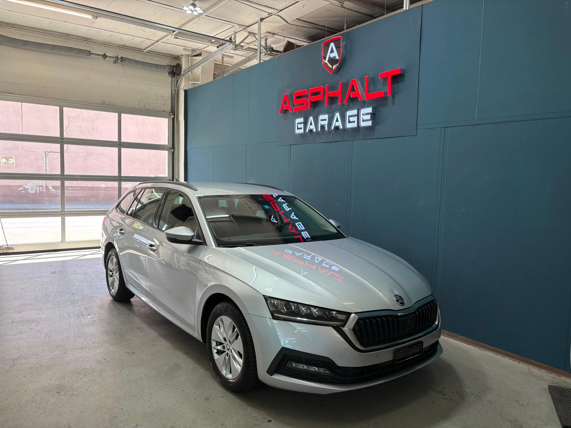 SKODA Octavia Combi 2.0 TDI DSG Ambition-image-6