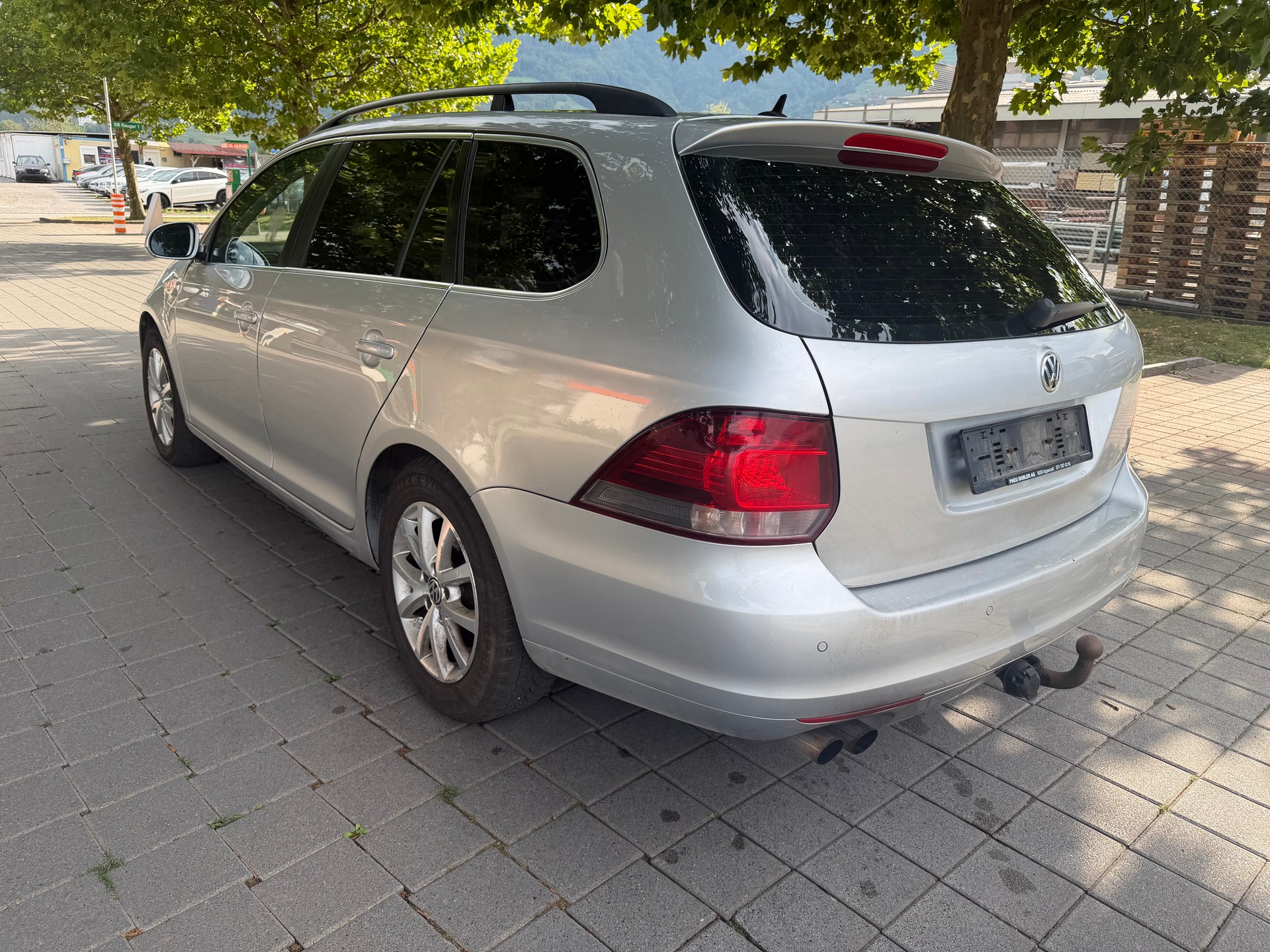 VW Golf Variant 1.6 TDI Trendline 4Motion-image-5