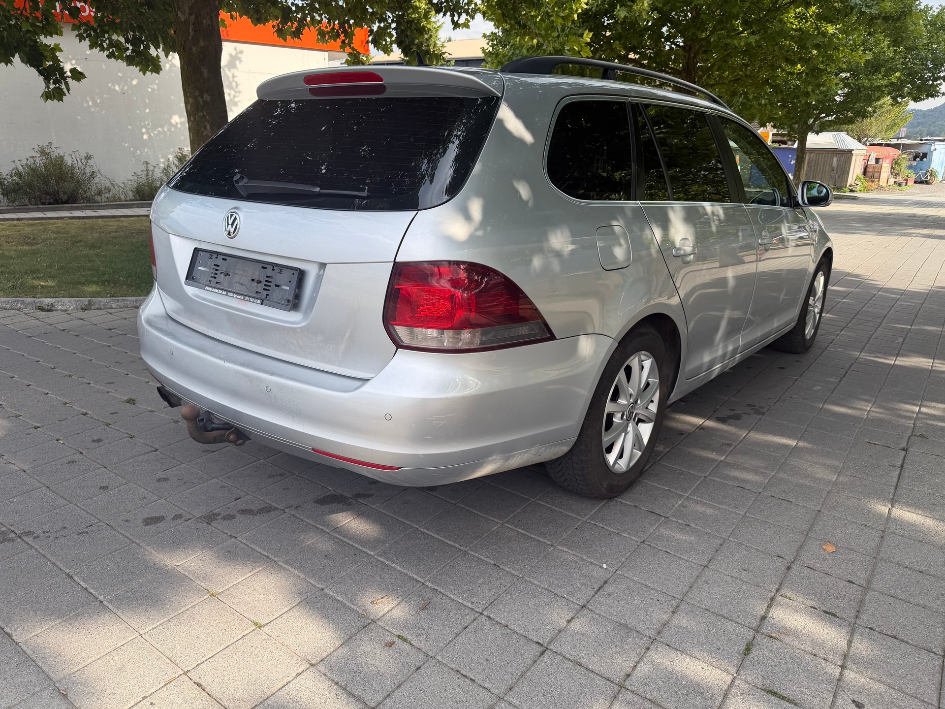 VW Golf Variant 1.6 TDI Trendline 4Motion-image-3