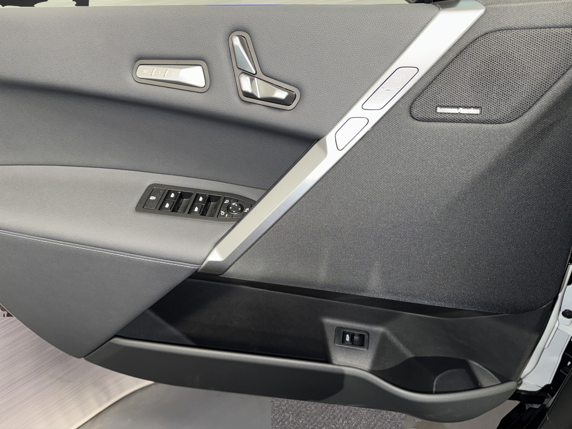 BMW iX xDrive60-image-17