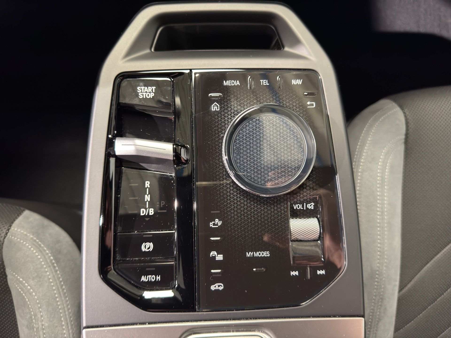 BMW iX xDrive60-image-18