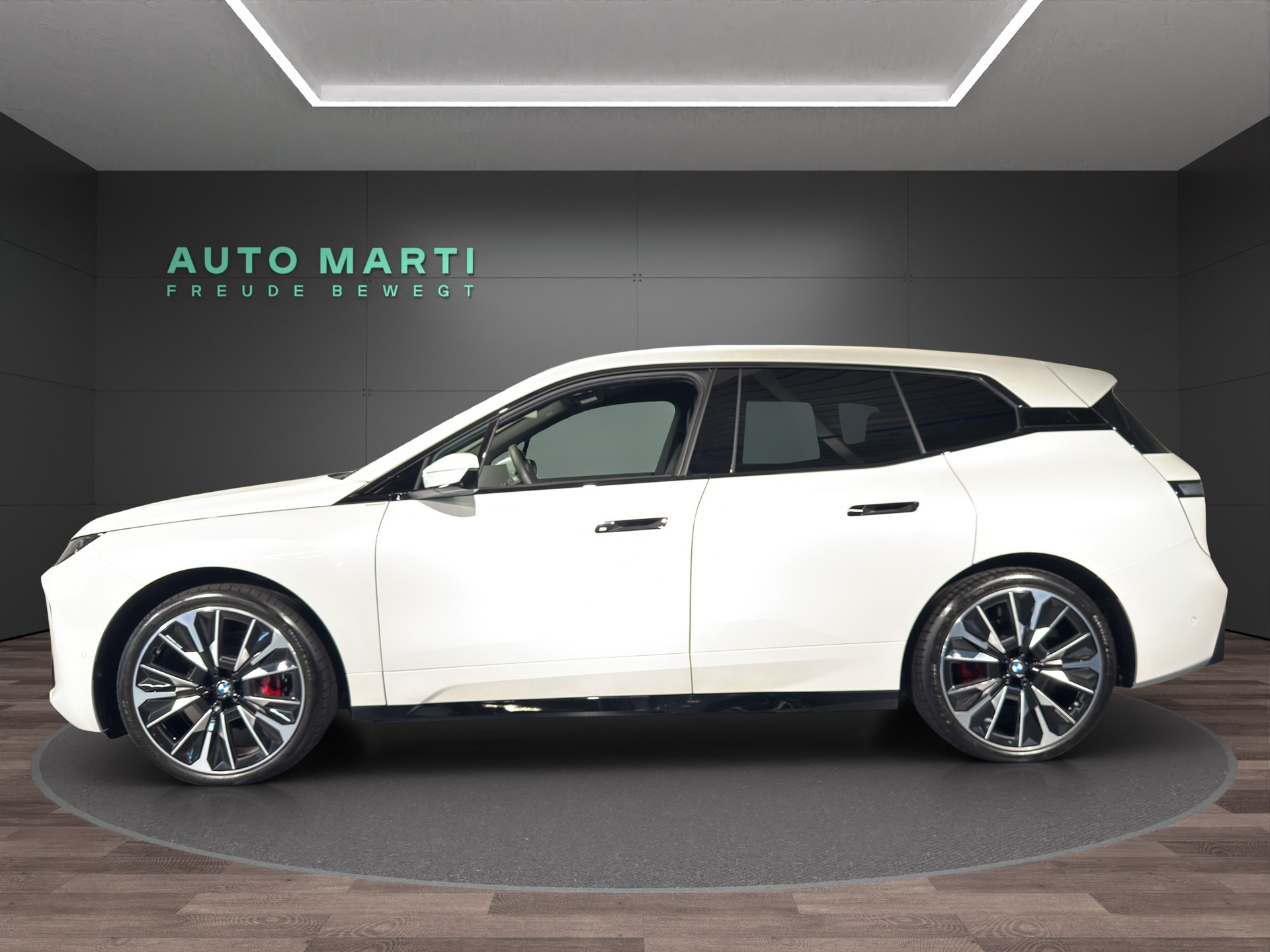 BMW iX xDrive60-image-1