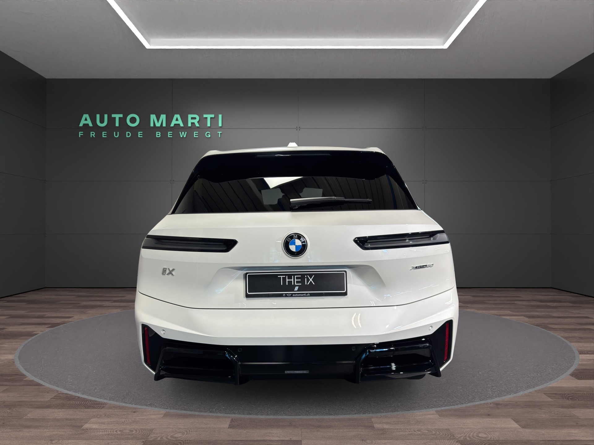 BMW iX xDrive60-image-2