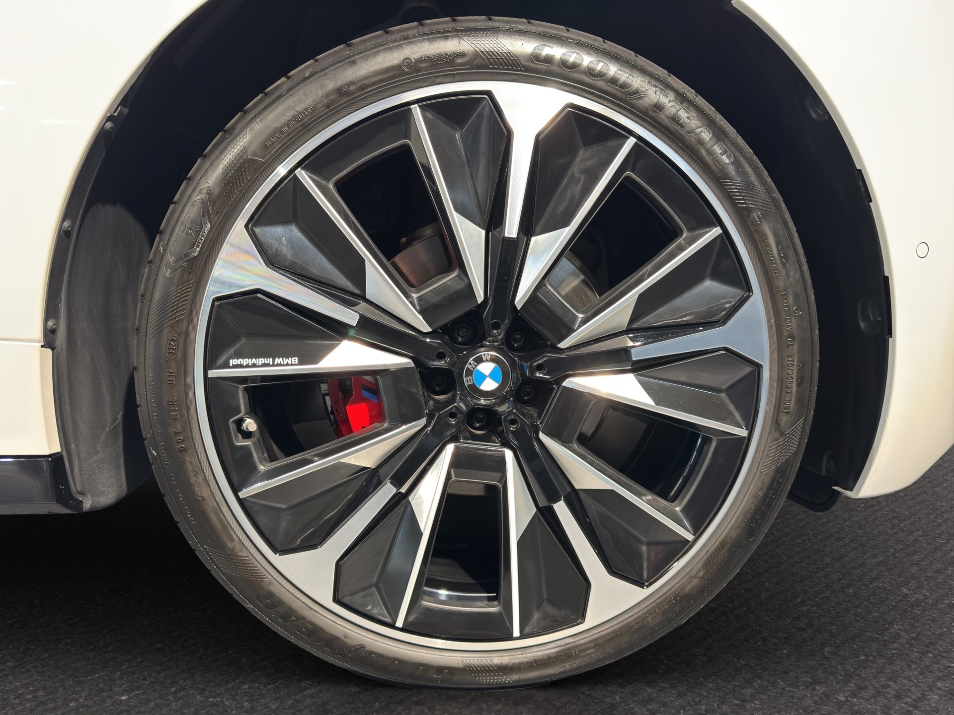 BMW iX xDrive60-image-7