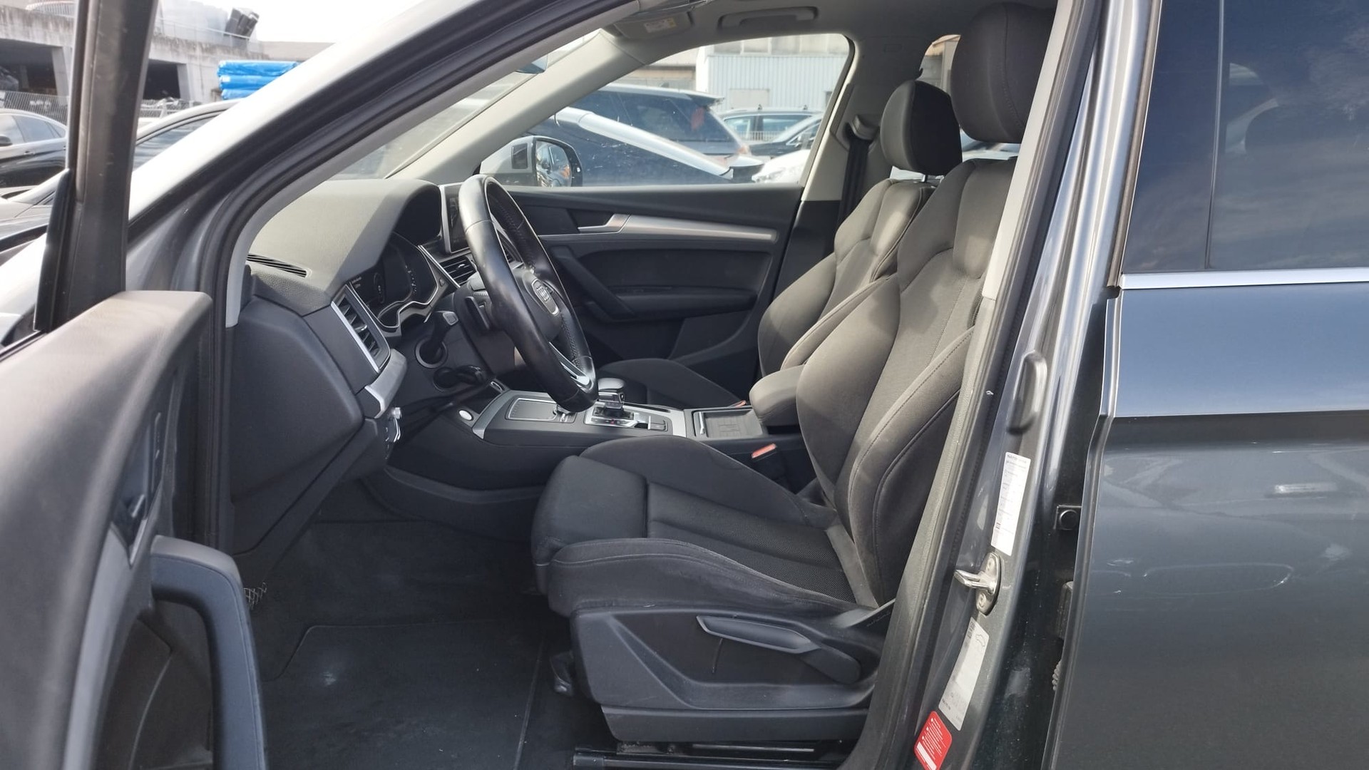 AUDI Q5 2.0 TDI design quattro S-tronic-image-13