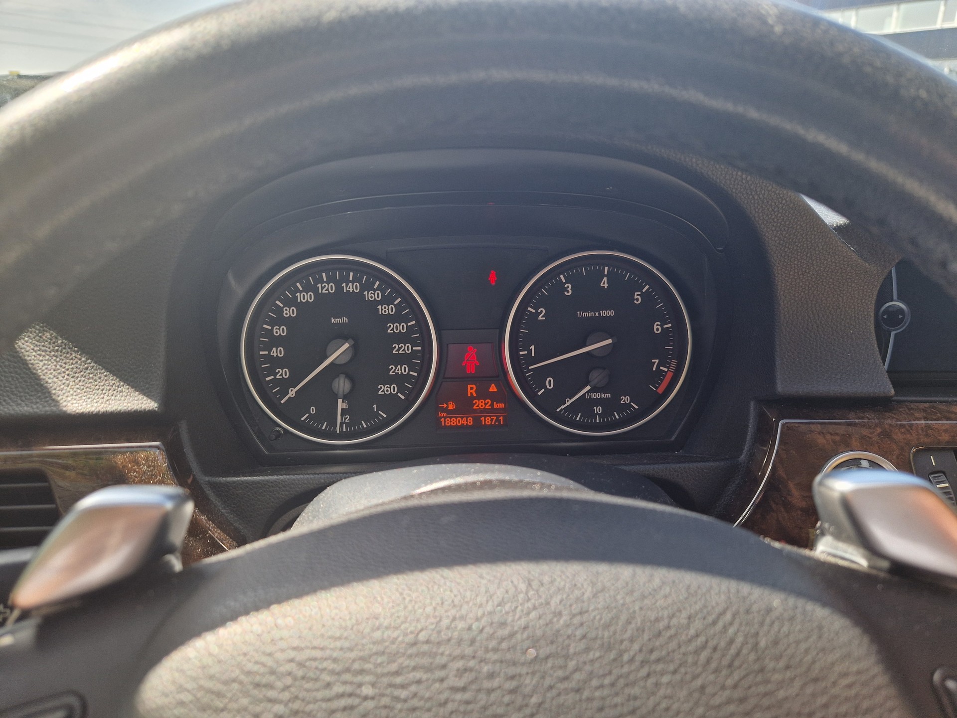 BMW 325i-image-5