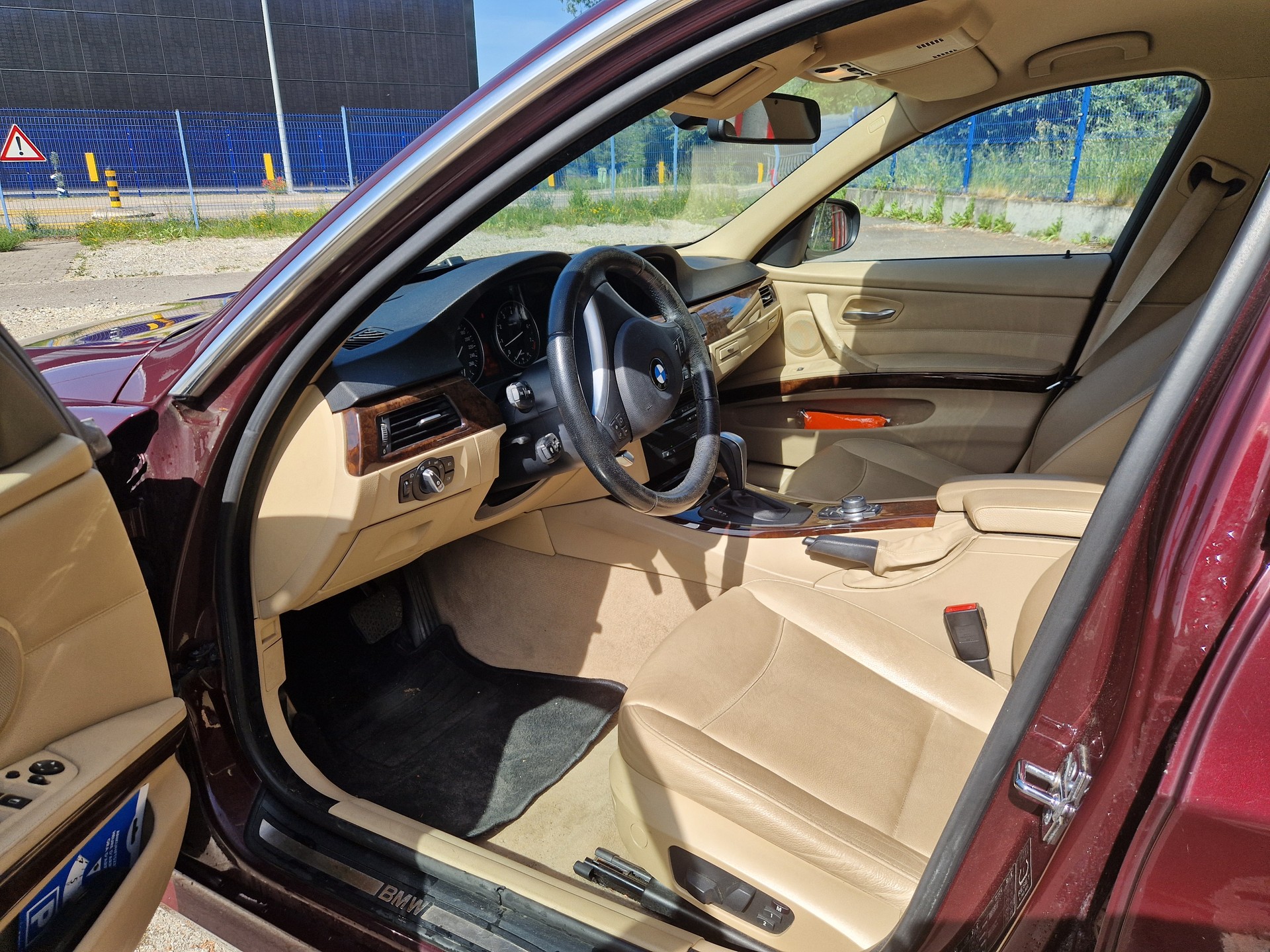 BMW 325i-image-3