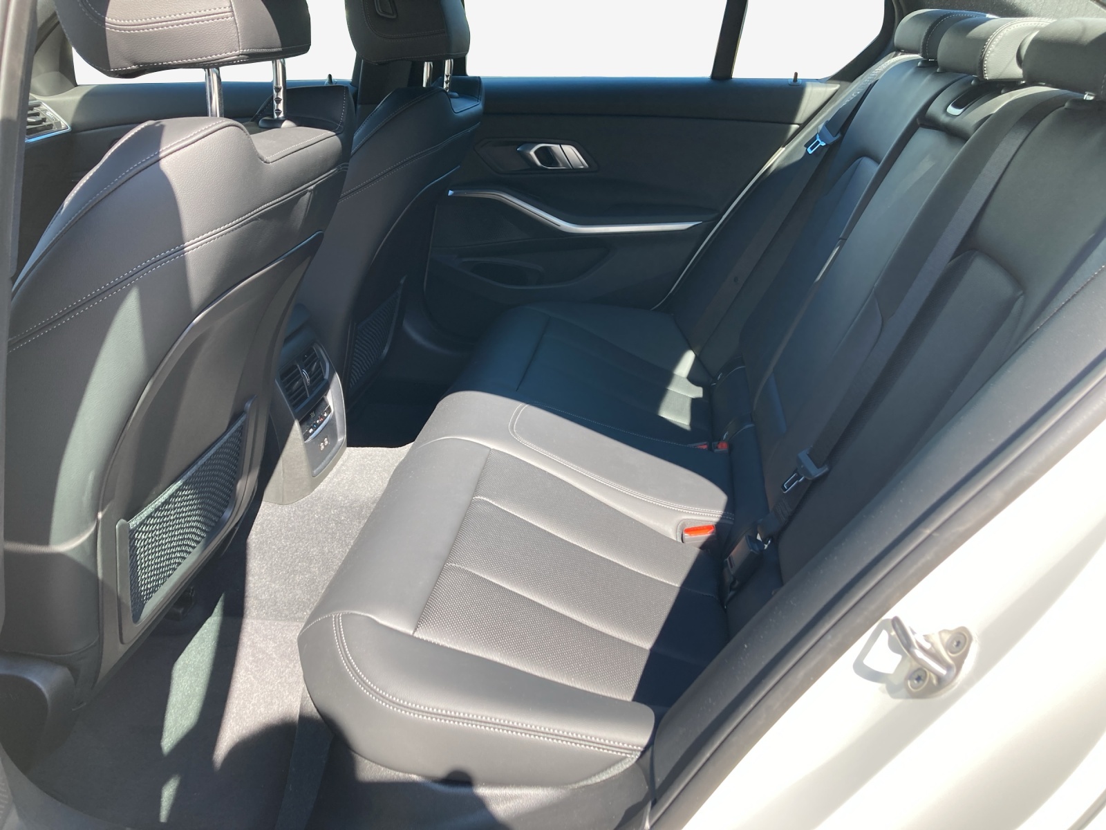 BMW 320d xDrive 48V Steptronic M Sport-image-11