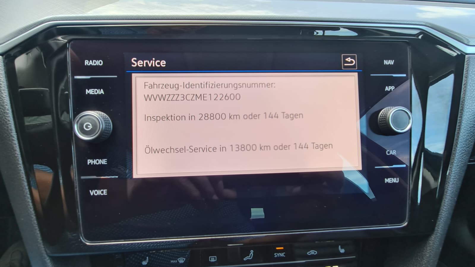 VW Passat 2.0 TDI BMT Business DSG ** Voll-Leder ** Gr-Navi **RF-Kamera ** Sitzheizung ** PDC ** Frisch Ab MFK & Service **-image-11