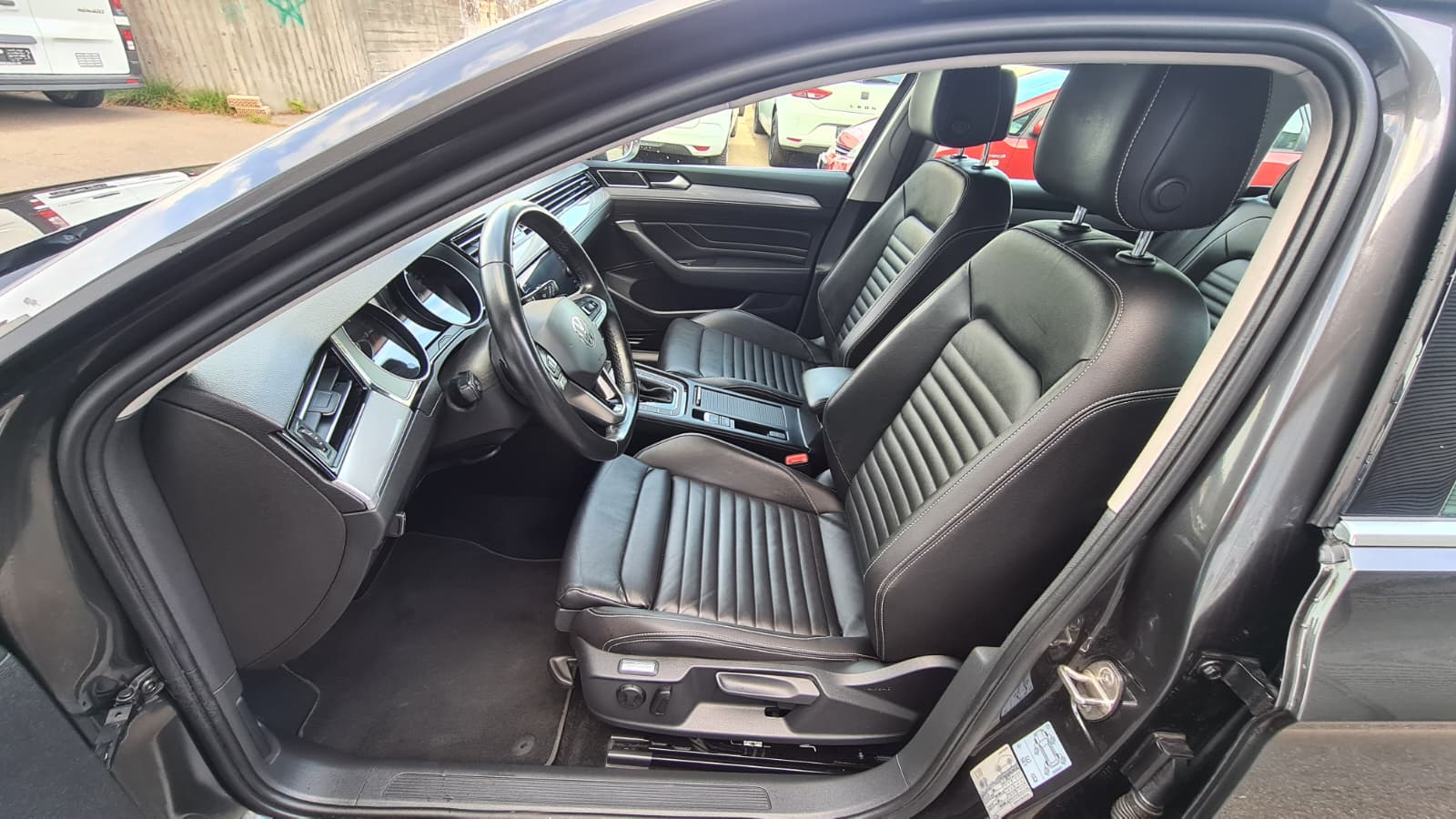 VW Passat 2.0 TDI BMT Business DSG ** Voll-Leder ** Gr-Navi **RF-Kamera ** Sitzheizung ** PDC ** Frisch Ab MFK & Service **-image-17