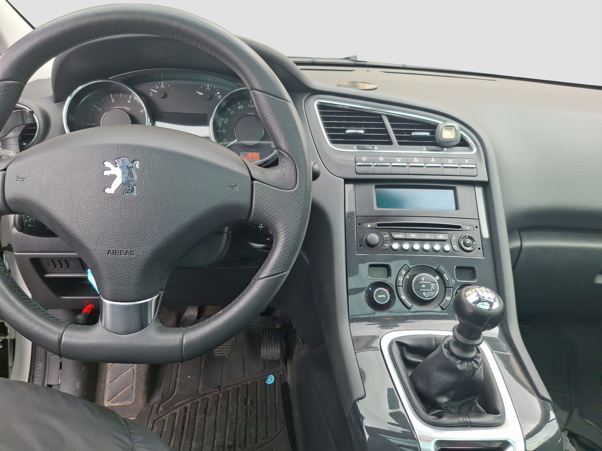 PEUGEOT 5008 1.6 16V T Family-image-8
