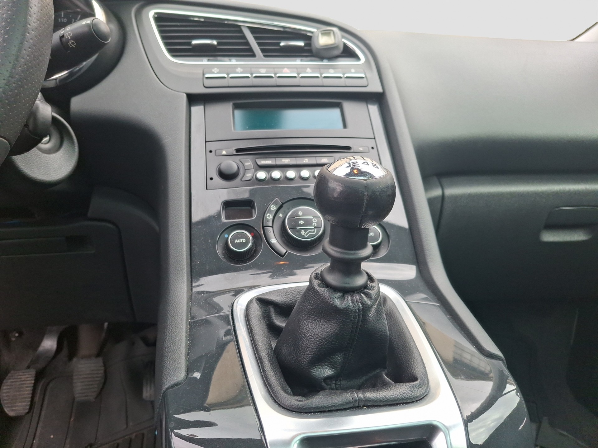 PEUGEOT 5008 1.6 16V T Family-image-9