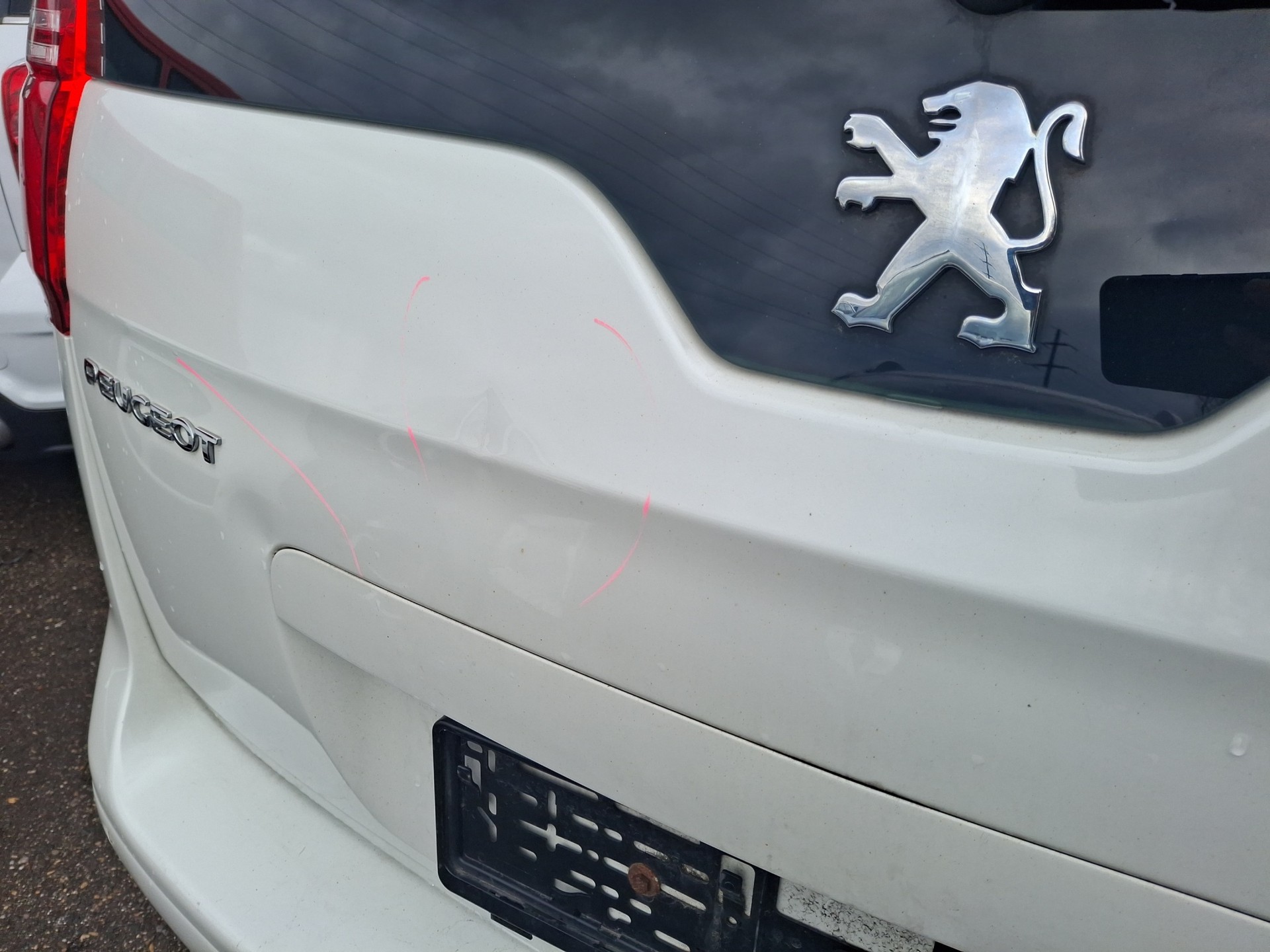 PEUGEOT 5008 1.6 16V T Family-image-14