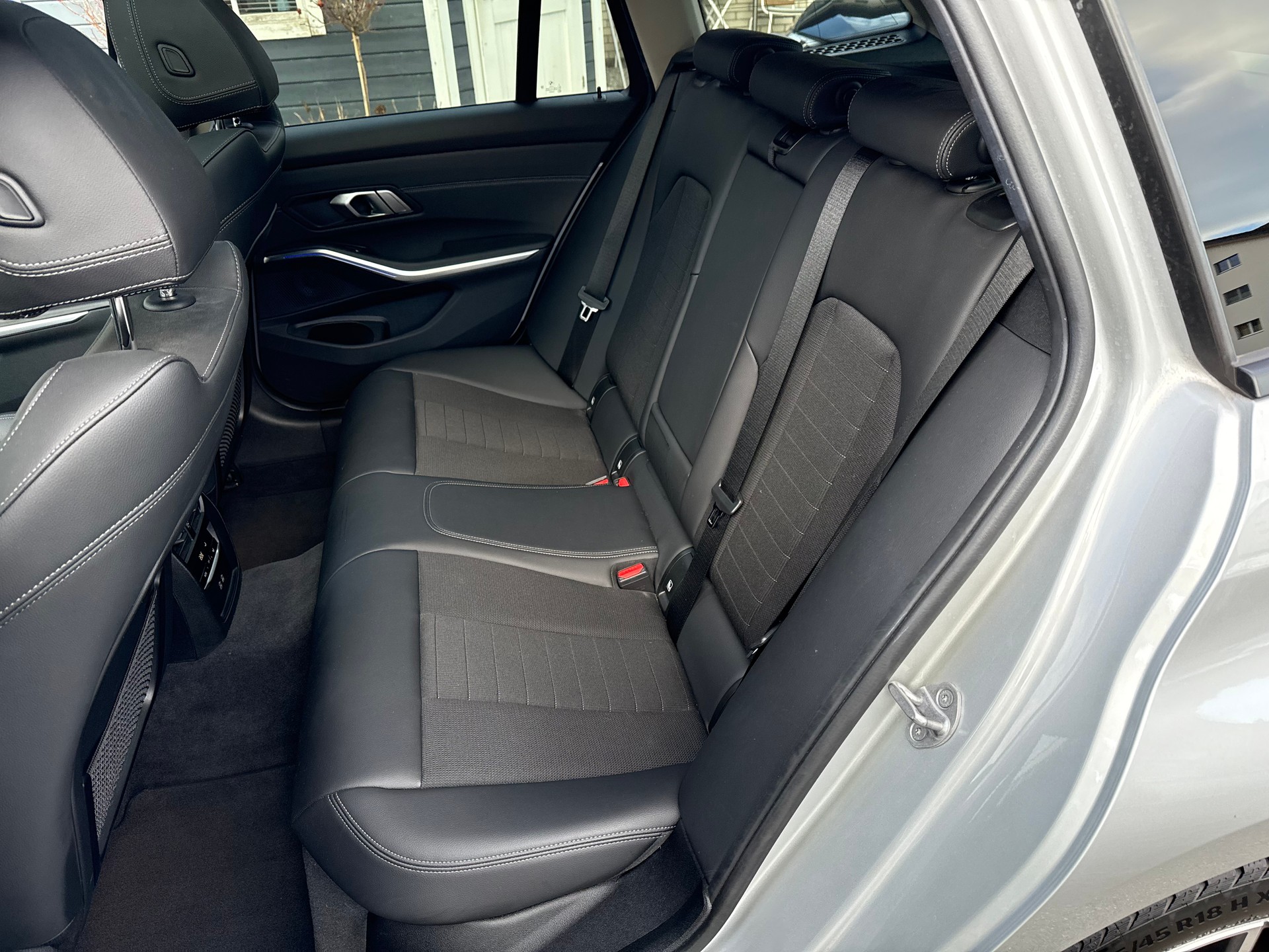 BMW 320d xDrive SAG Touring *Traumausstattung*-image-12