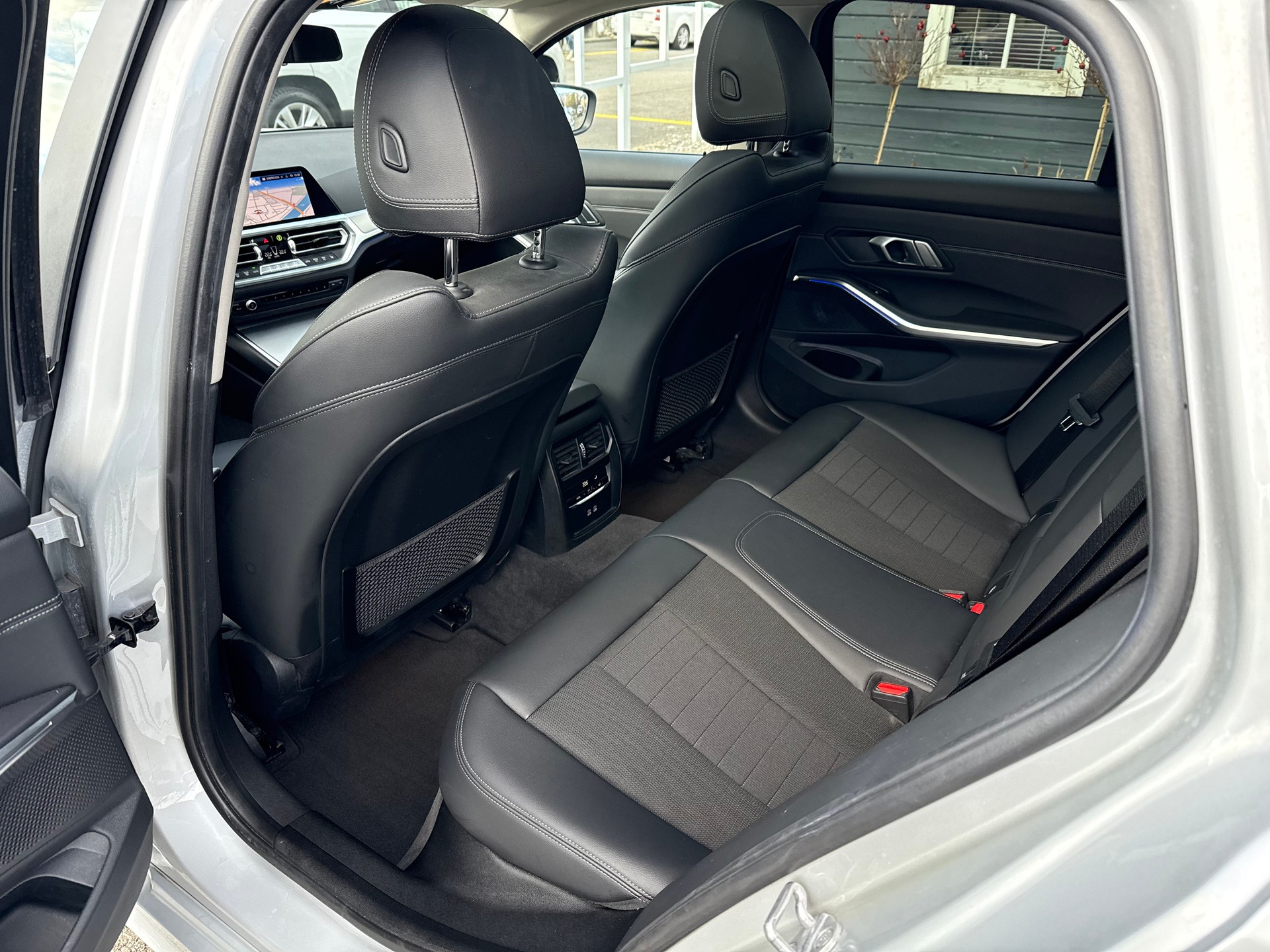 BMW 320d xDrive SAG Touring *Traumausstattung*-image-11