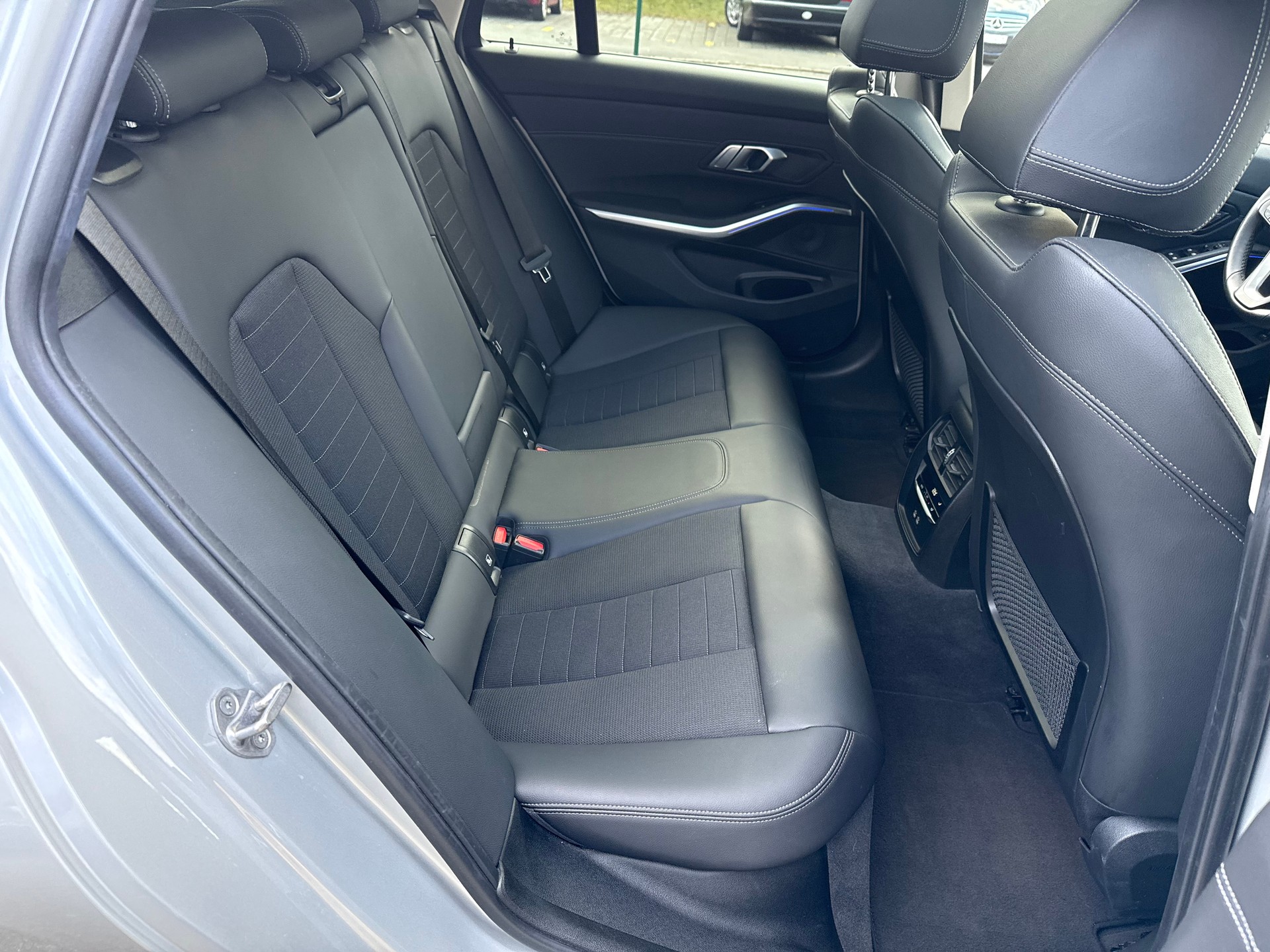 BMW 320d xDrive SAG Touring *Traumausstattung*-image-15