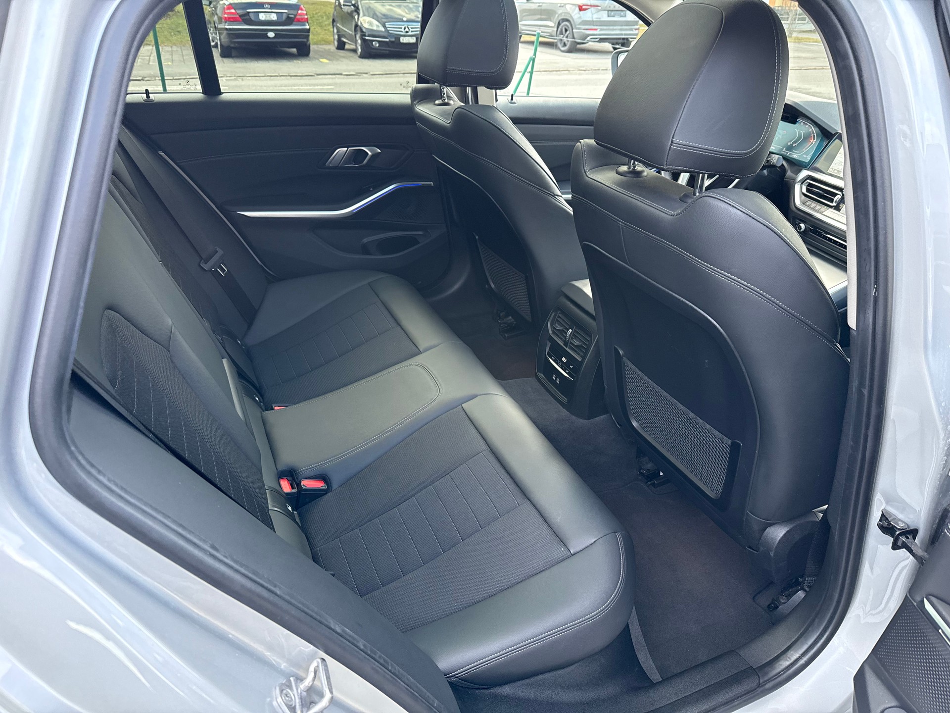 BMW 320d xDrive SAG Touring *Traumausstattung*-image-16