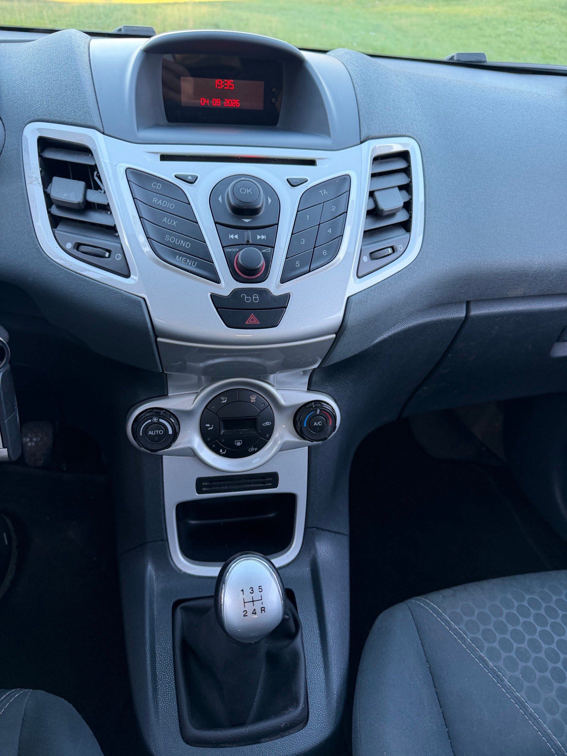 FORD Fiesta 1.4 16V Titanium-image-3