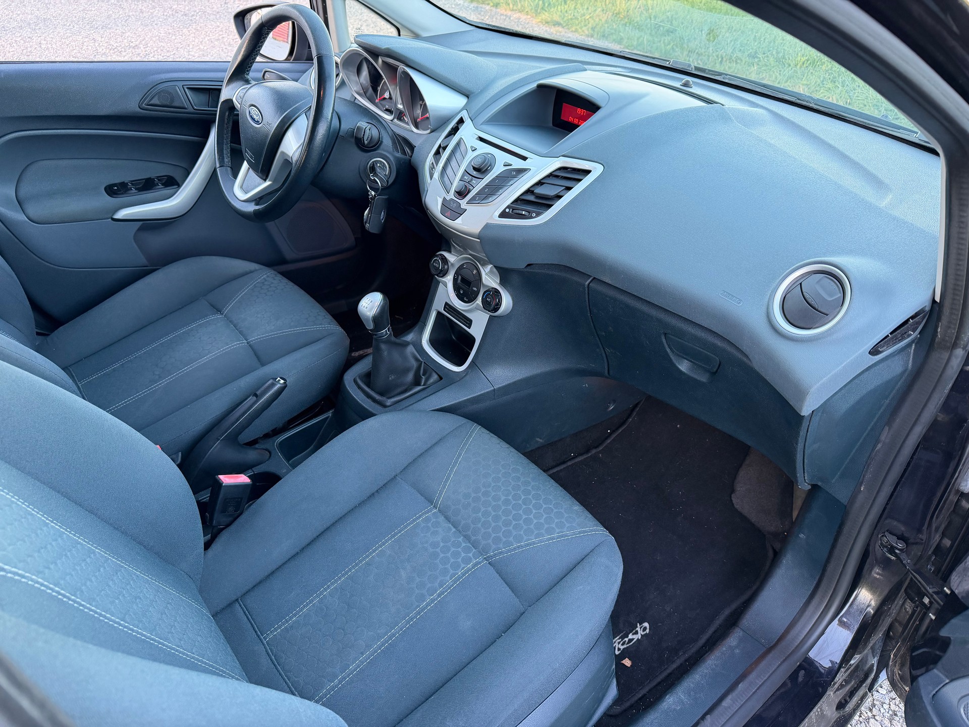 FORD Fiesta 1.4 16V Titanium-image-9