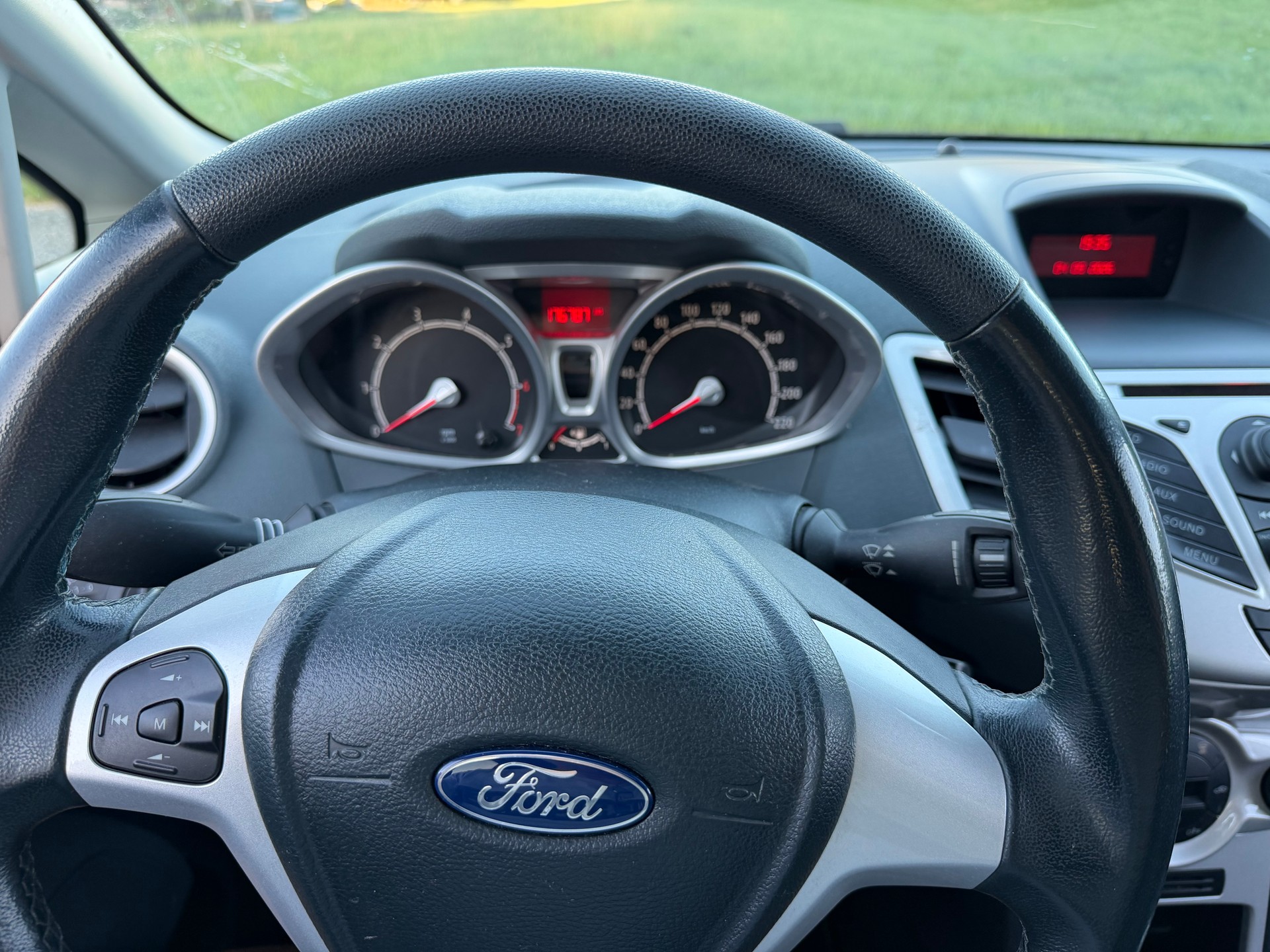 FORD Fiesta 1.4 16V Titanium-image-8