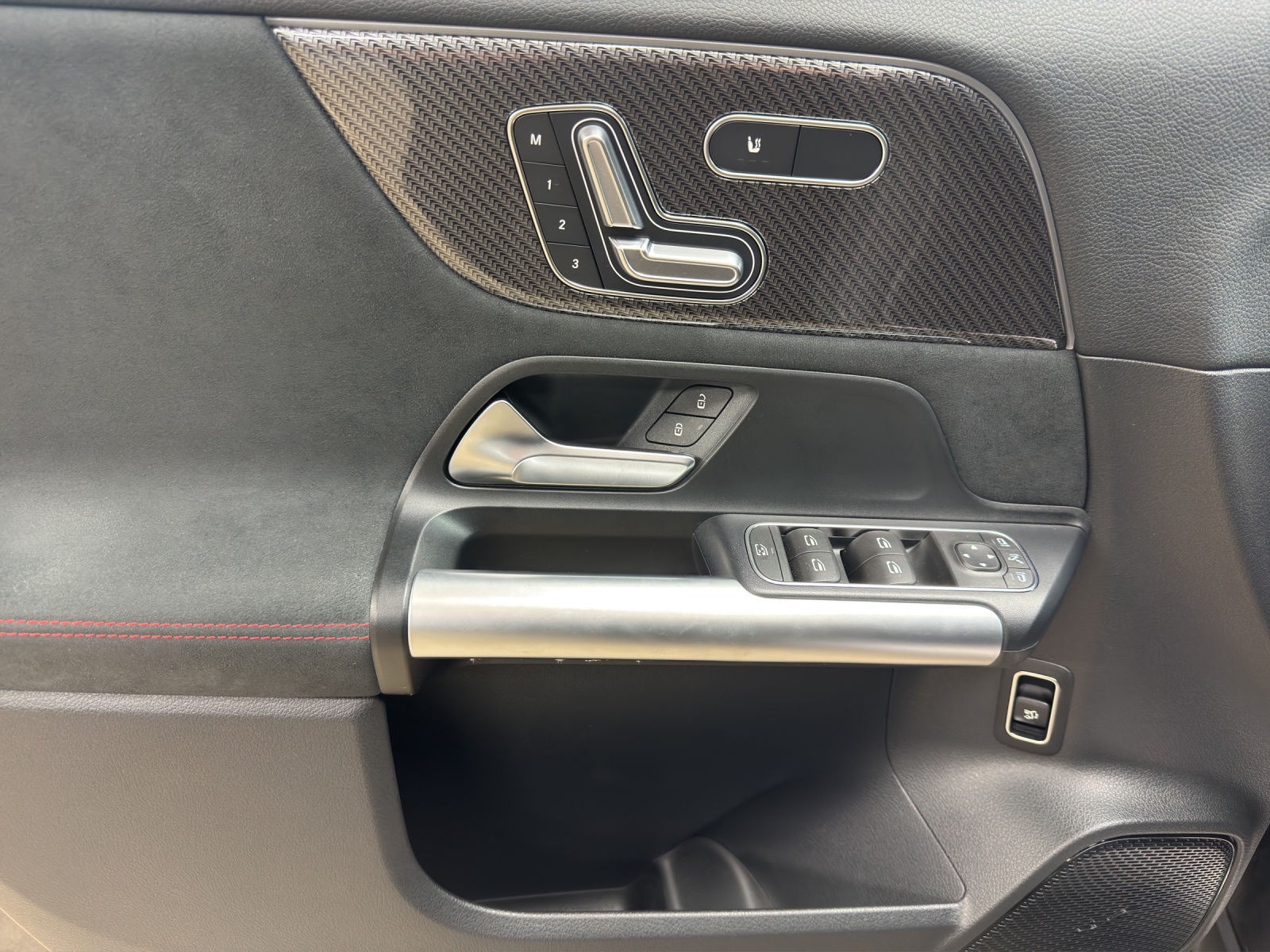 MERCEDES-BENZ GLA 220d 4Matic 8G-DCT-image-12