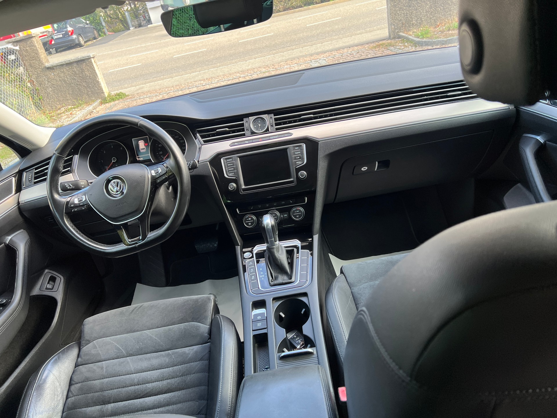 VW Passat Variant 2.0 TDI BMT High. DSG 4Motion Frisch ab MFK-image-12