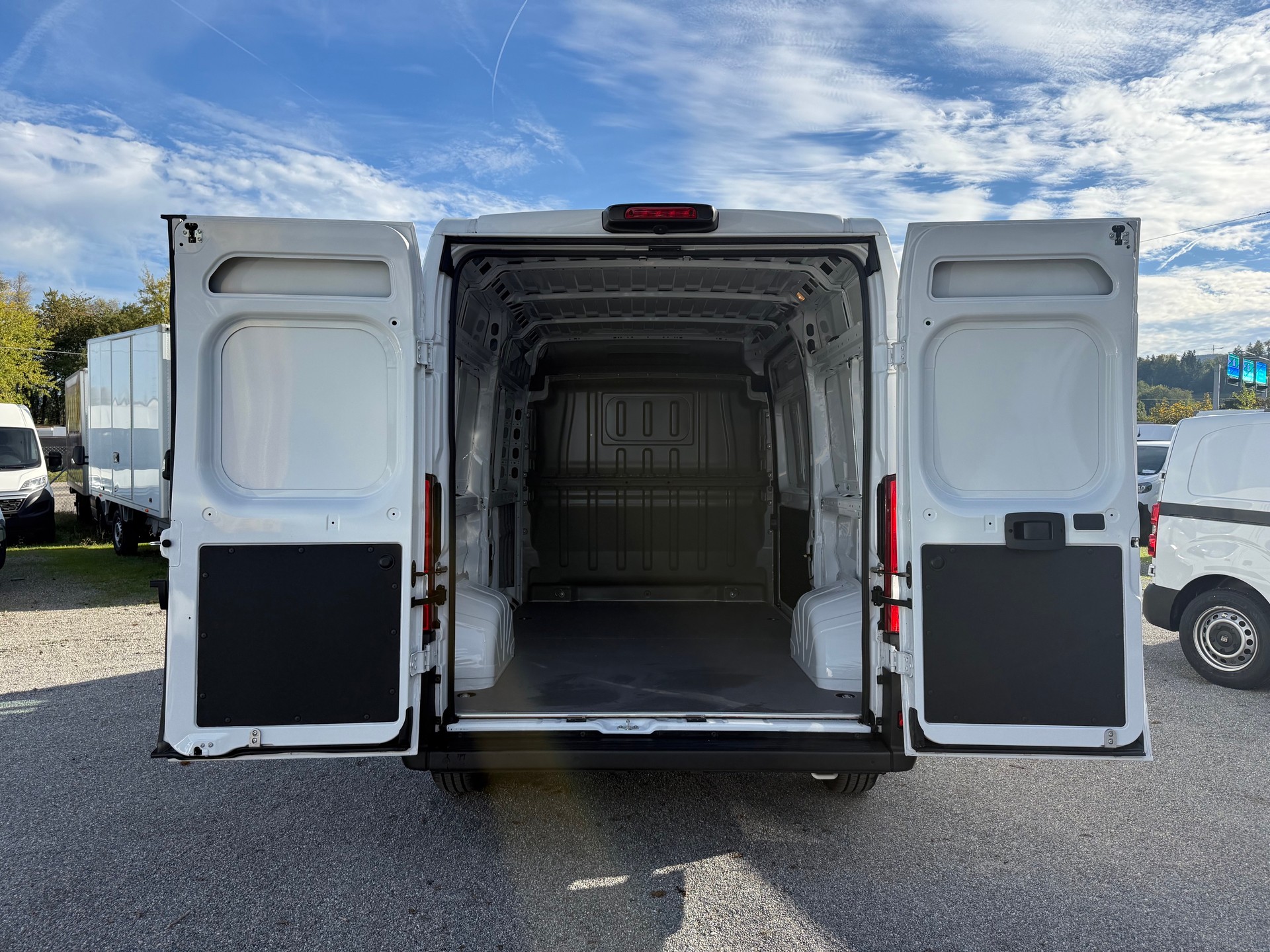 PEUGEOT Boxer 33 2.2 BlueHDI 140 L2H2 Garantie bis 12.2028-image-9