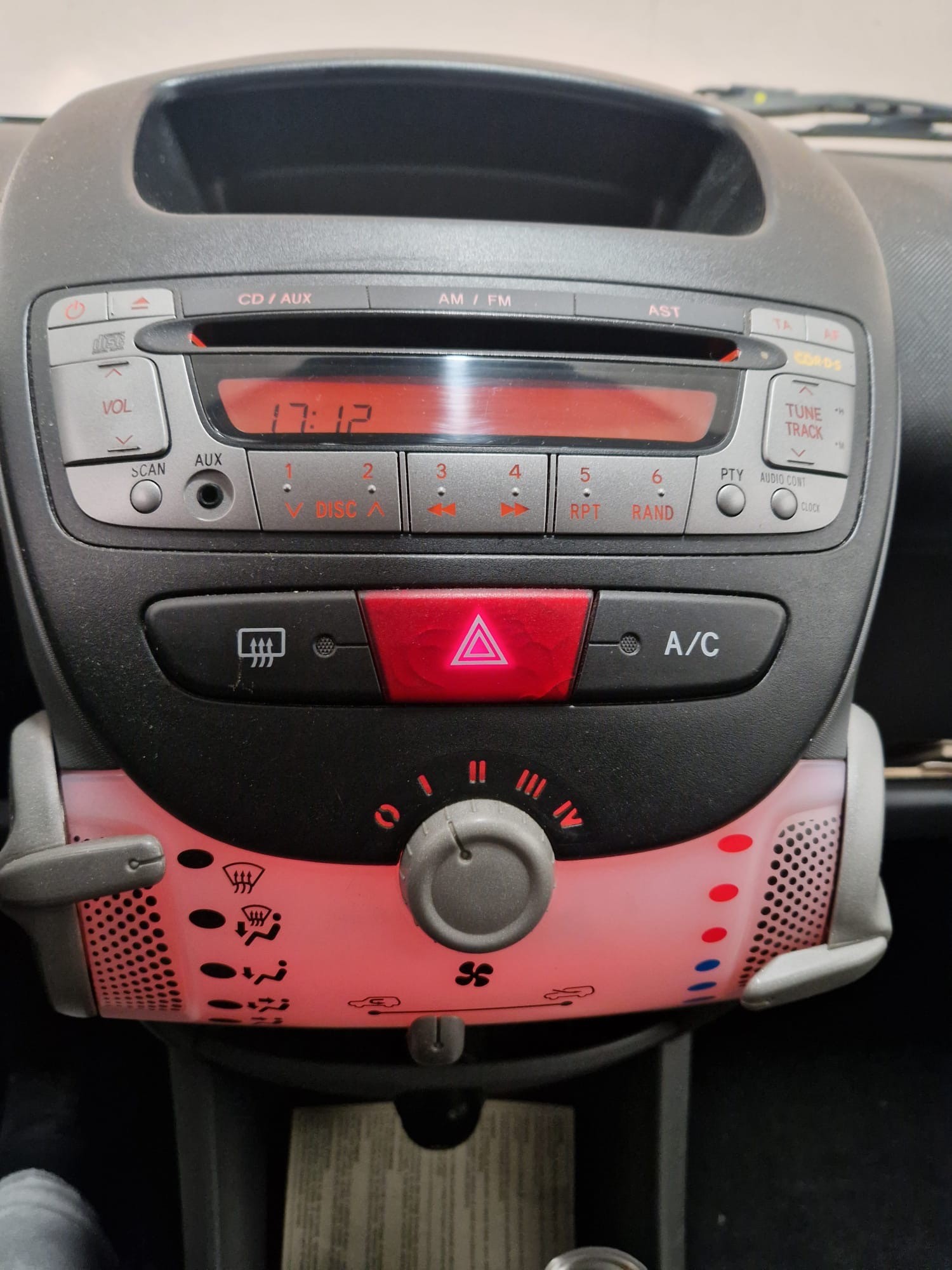 PEUGEOT 107 1.0 Swiss Edition-image-1