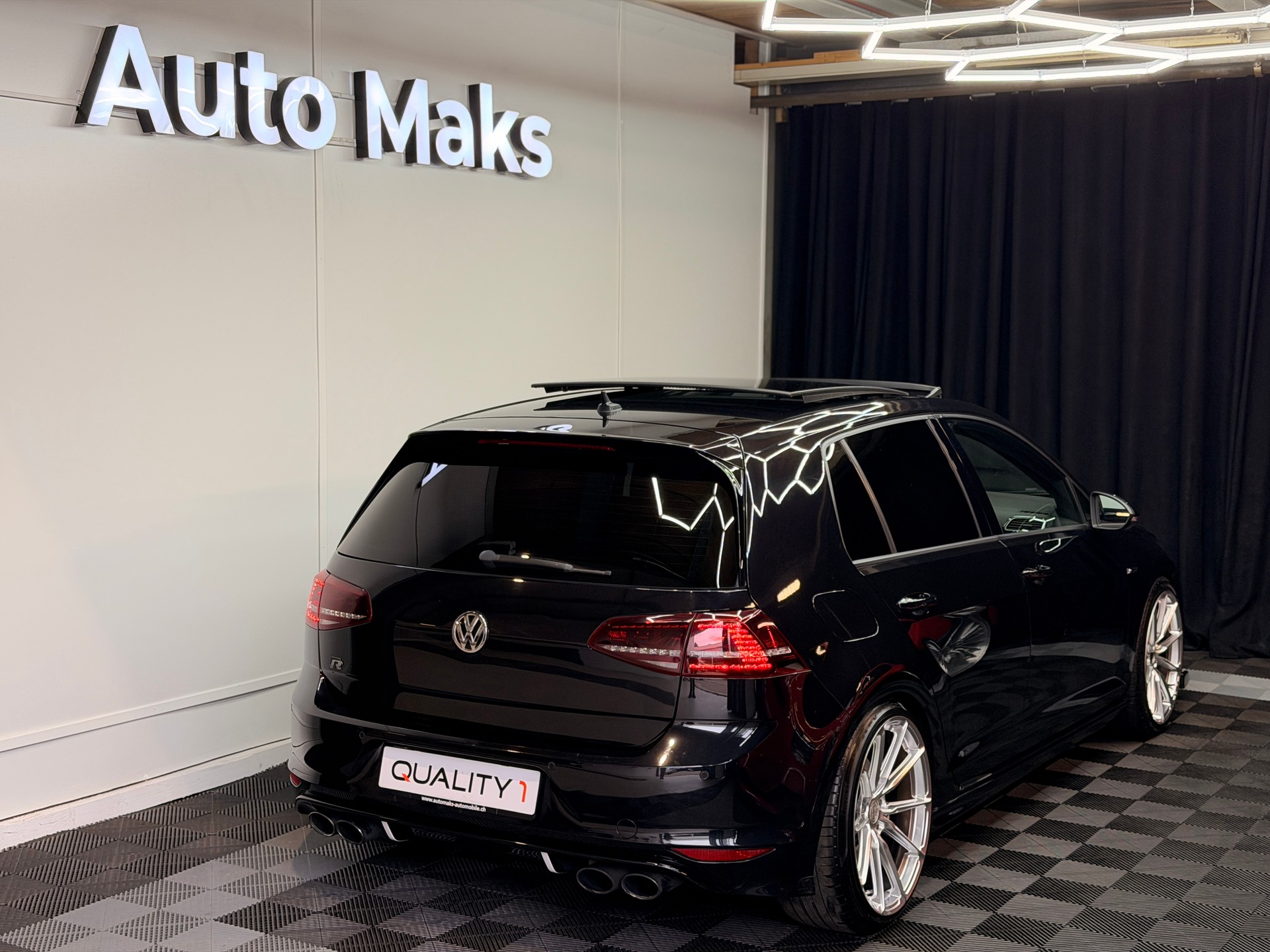 VW Golf 2.0 TSI R 4Motion DSG-showroom-element-1